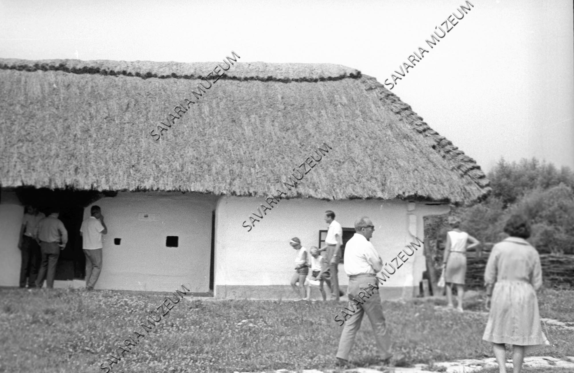 Vasi látogatók a Göcseji Falumúzeumban (Savaria Megyei Hatókörű Városi Múzeum, Szombathely CC BY-NC-SA)