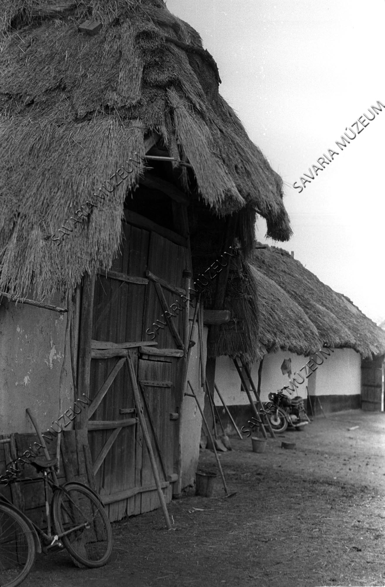 Pajtarészlet és ház udvar felől (Savaria Megyei Hatókörű Városi Múzeum, Szombathely CC BY-NC-SA)