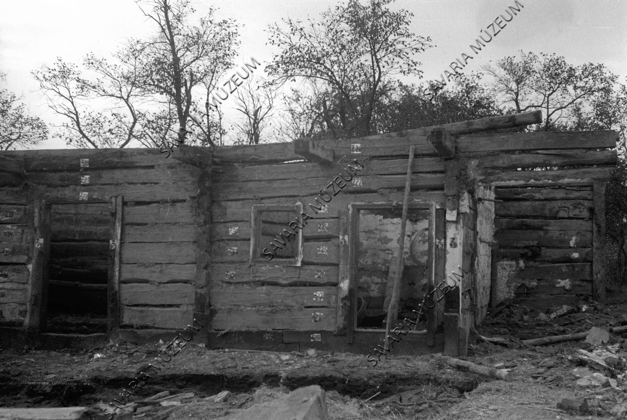 Kerített ház bontás közben (Savaria Megyei Hatókörű Városi Múzeum, Szombathely CC BY-NC-SA)