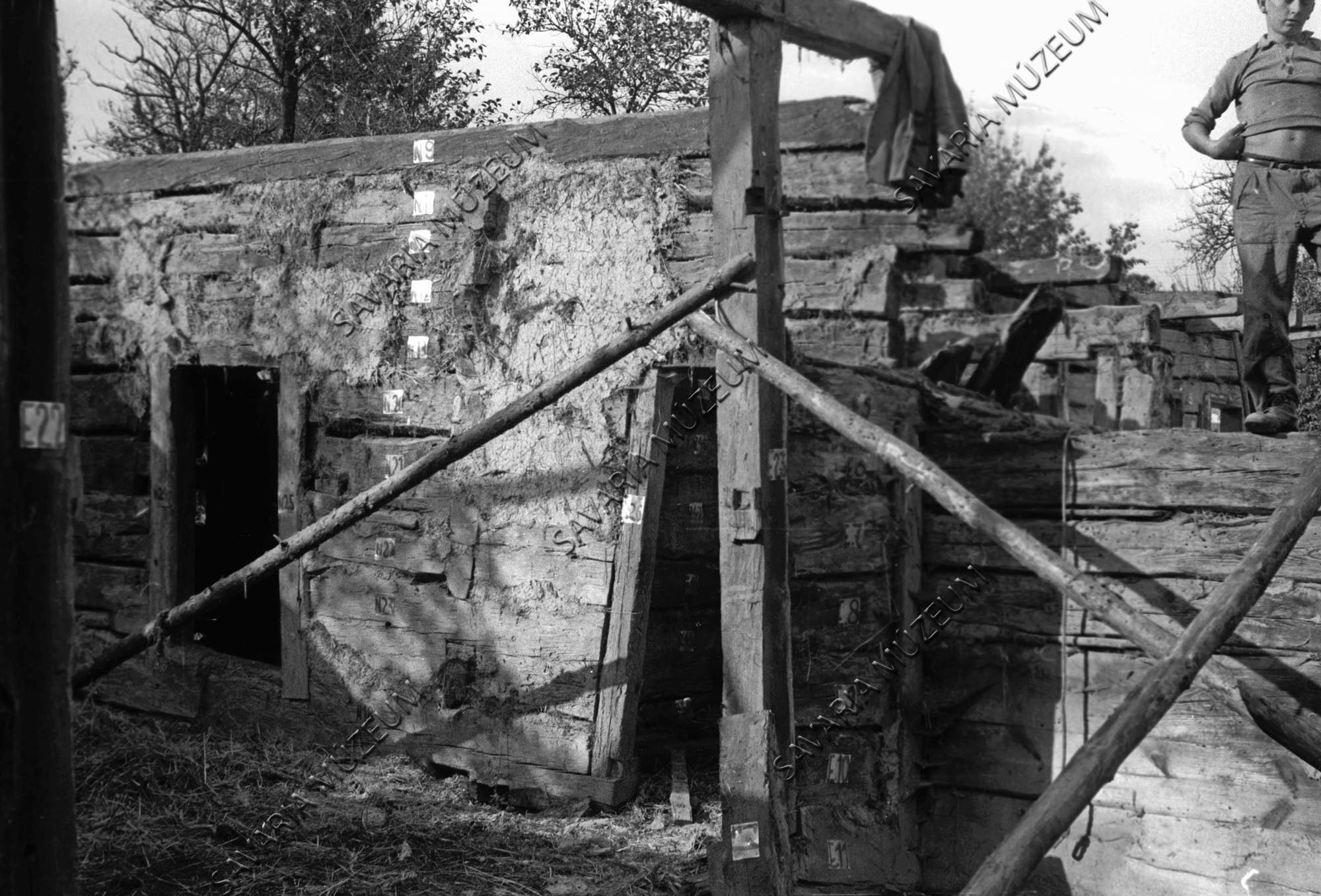 Kerített ház bontás közben (Savaria Megyei Hatókörű Városi Múzeum, Szombathely CC BY-NC-SA)