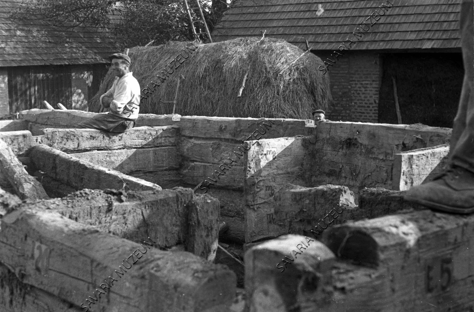 Kerített ház bontása (Savaria Megyei Hatókörű Városi Múzeum, Szombathely CC BY-NC-SA)