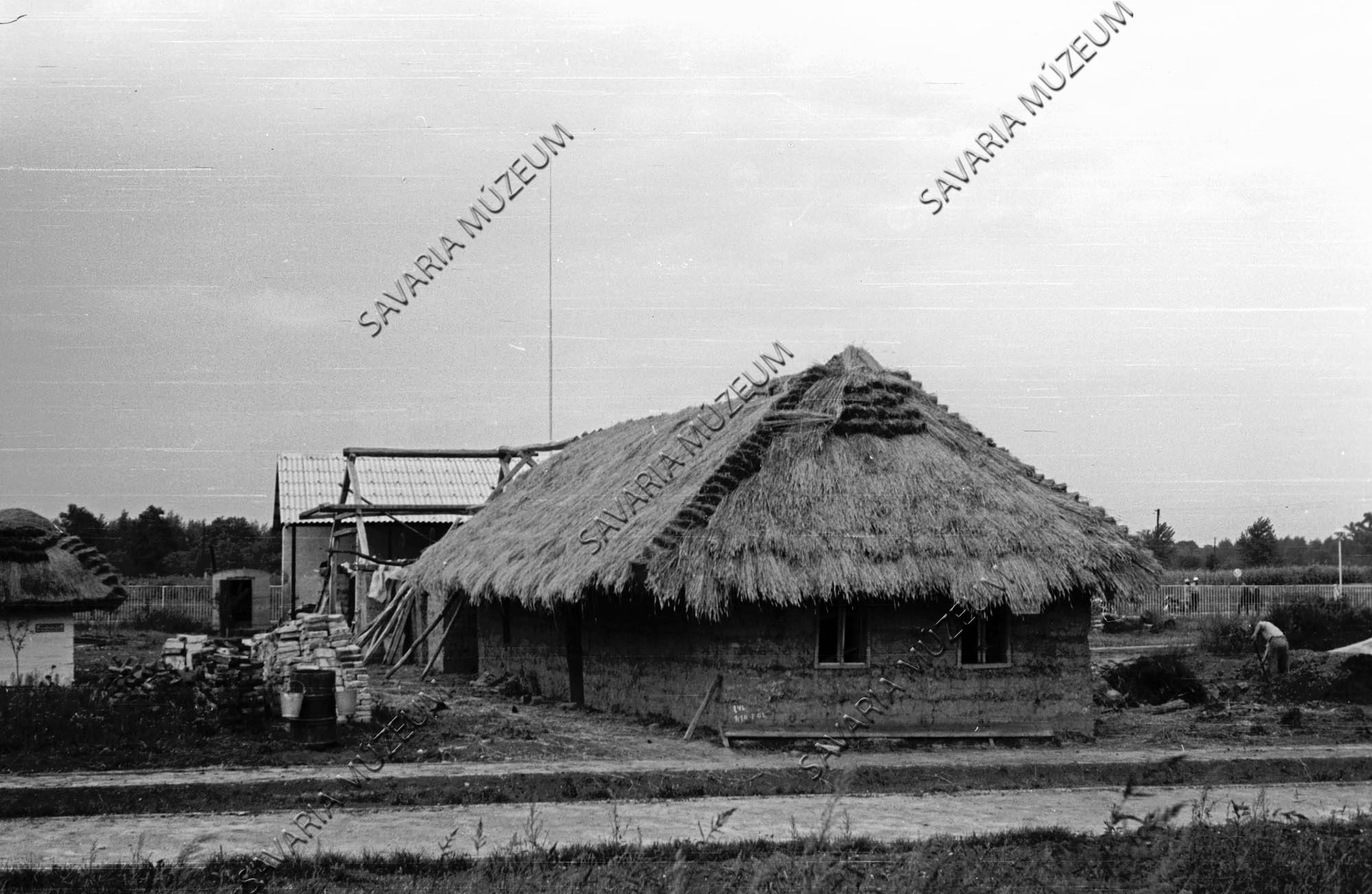 Épülő sótonyi ház és a pankaszi ól (Savaria Megyei Hatókörű Városi Múzeum, Szombathely CC BY-NC-SA)