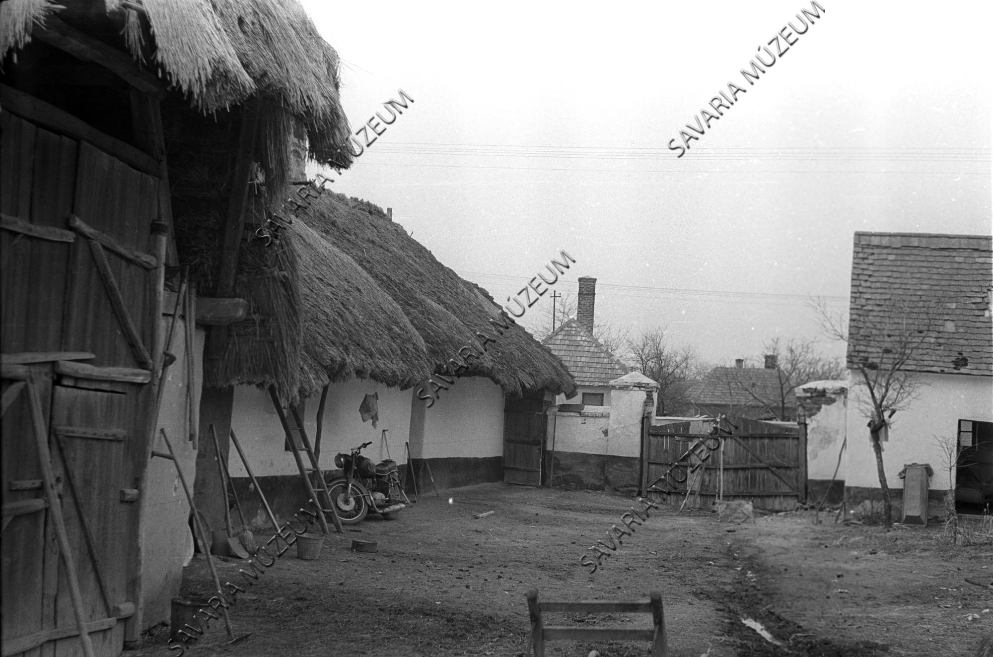 Pajtarészlet és ház udvar felől (Savaria Megyei Hatókörű Városi Múzeum, Szombathely CC BY-NC-SA)