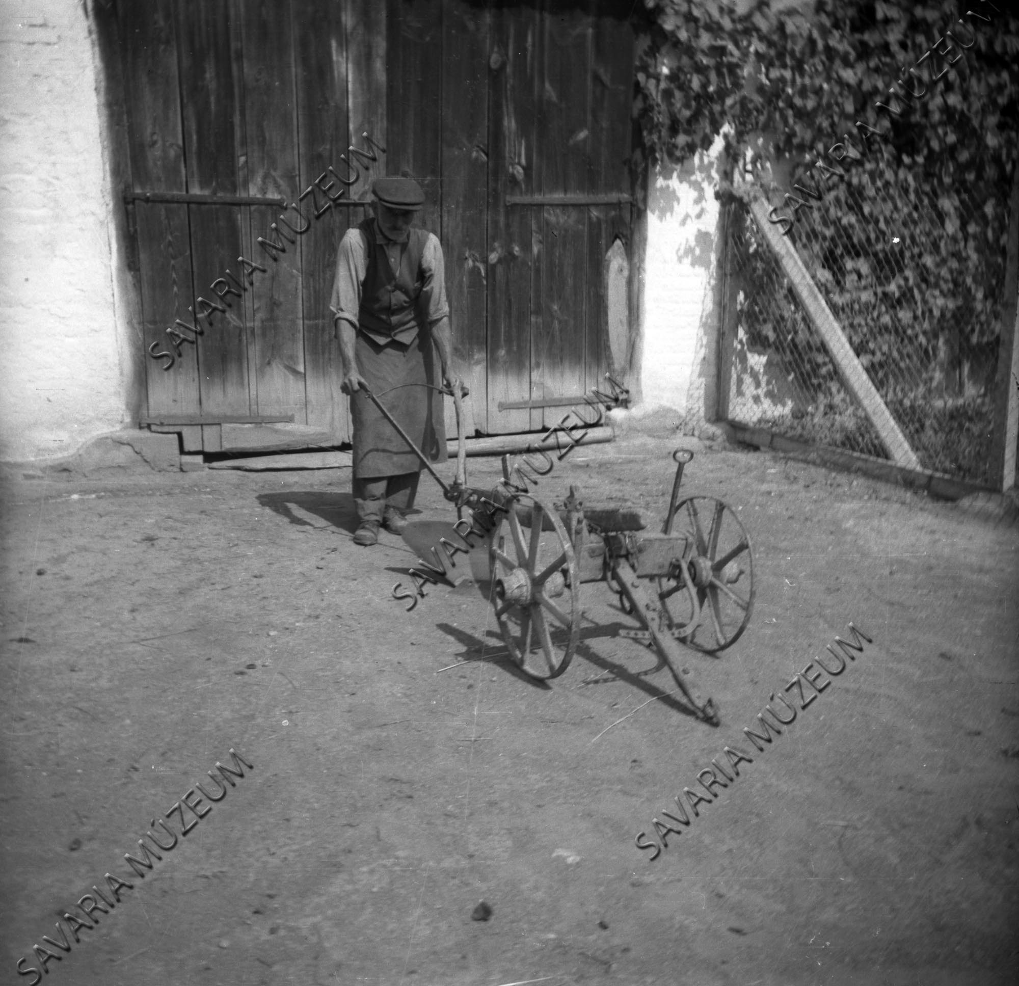 Idős ember ekével és taligával (Savaria Megyei Hatókörű Városi Múzeum, Szombathely CC BY-NC-SA)