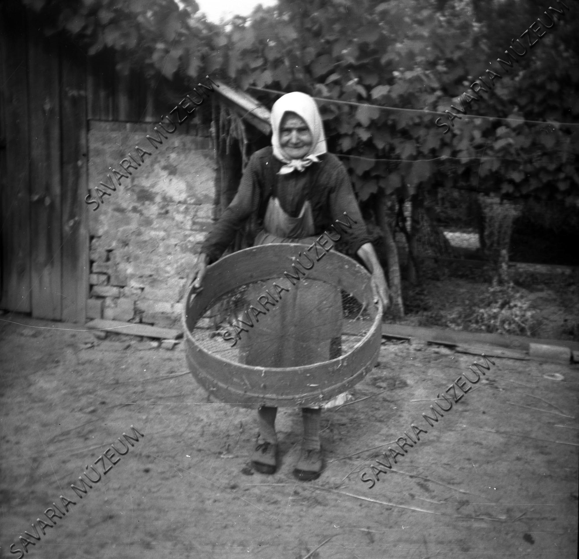 Idős asszony törekrostával (Savaria Megyei Hatókörű Városi Múzeum, Szombathely CC BY-NC-SA)