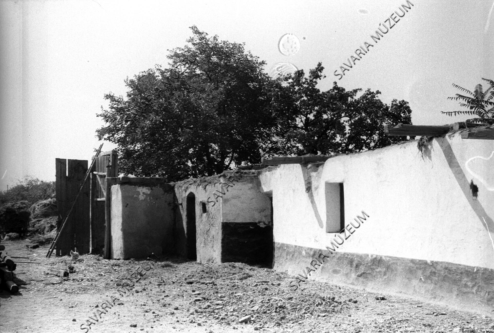 Ház és pajta bontás közben (Savaria Megyei Hatókörű Városi Múzeum, Szombathely CC BY-NC-SA)