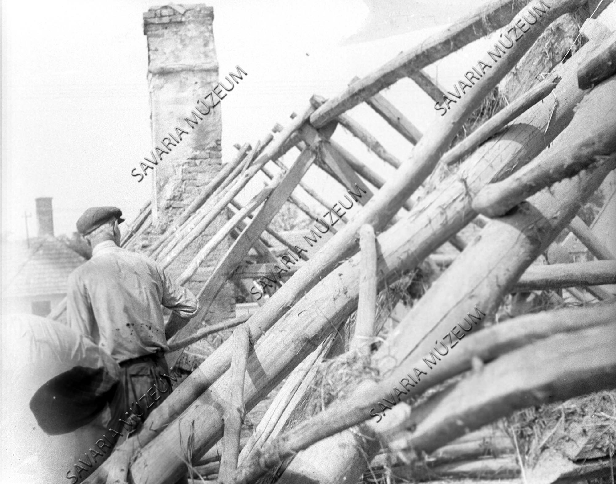 Ház tetőszerkezete bontás közben (Savaria Megyei Hatókörű Városi Múzeum, Szombathely CC BY-NC-SA)