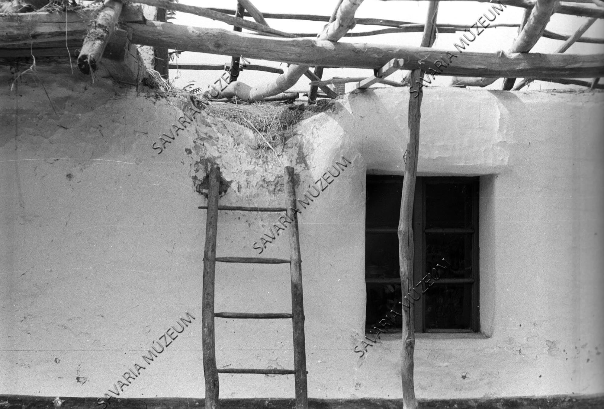 Házrészlet a padlásfeljárónál bontás közben (Savaria Megyei Hatókörű Városi Múzeum, Szombathely CC BY-NC-SA)