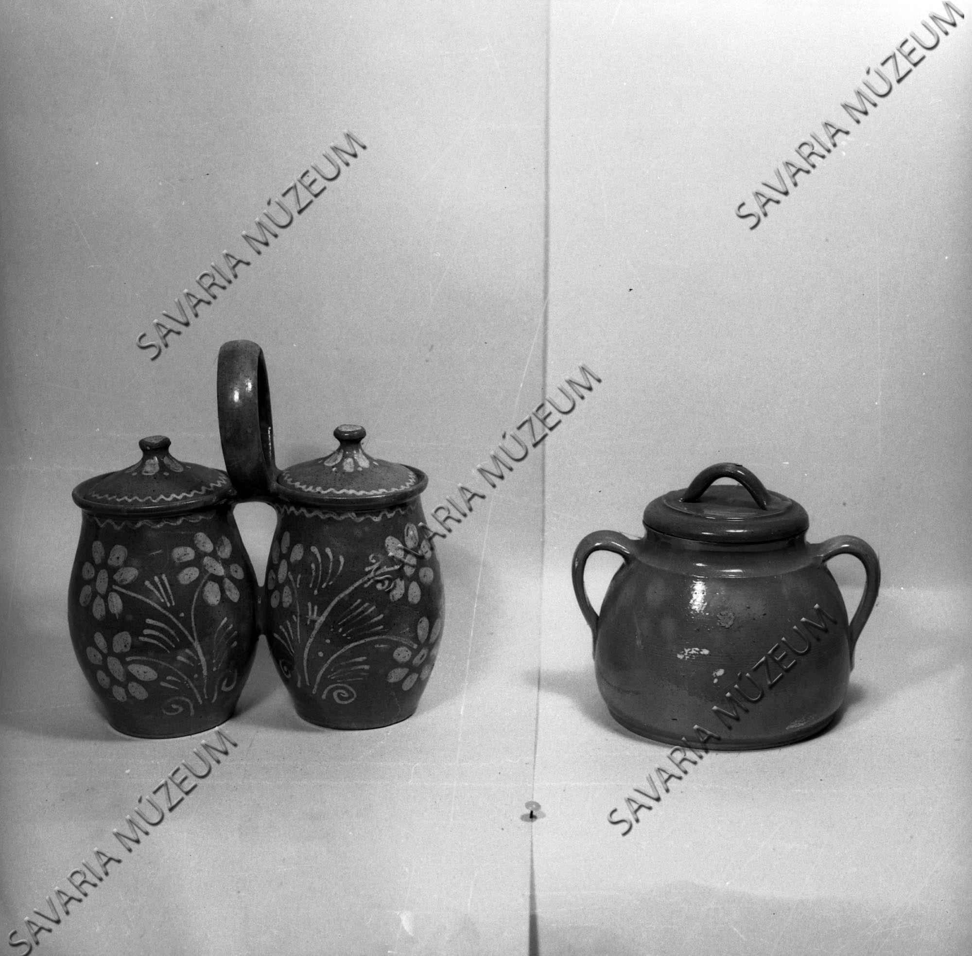 Kettőspohár és "bogrács" (Savaria Megyei Hatókörű Városi Múzeum, Szombathely CC BY-NC-SA)