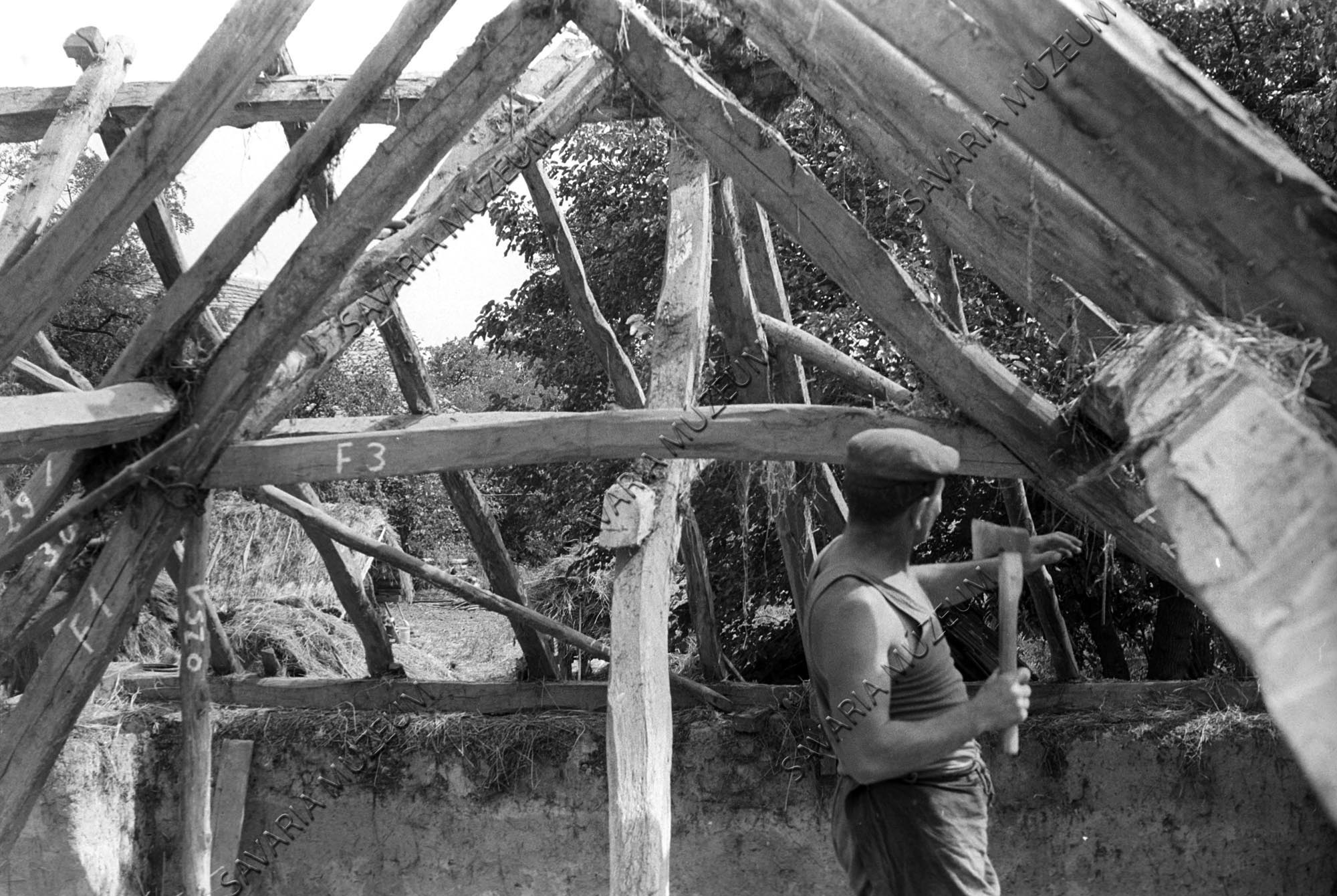 Pajta tetőszerkezete bontás közben (Savaria Megyei Hatókörű Városi Múzeum, Szombathely CC BY-NC-SA)