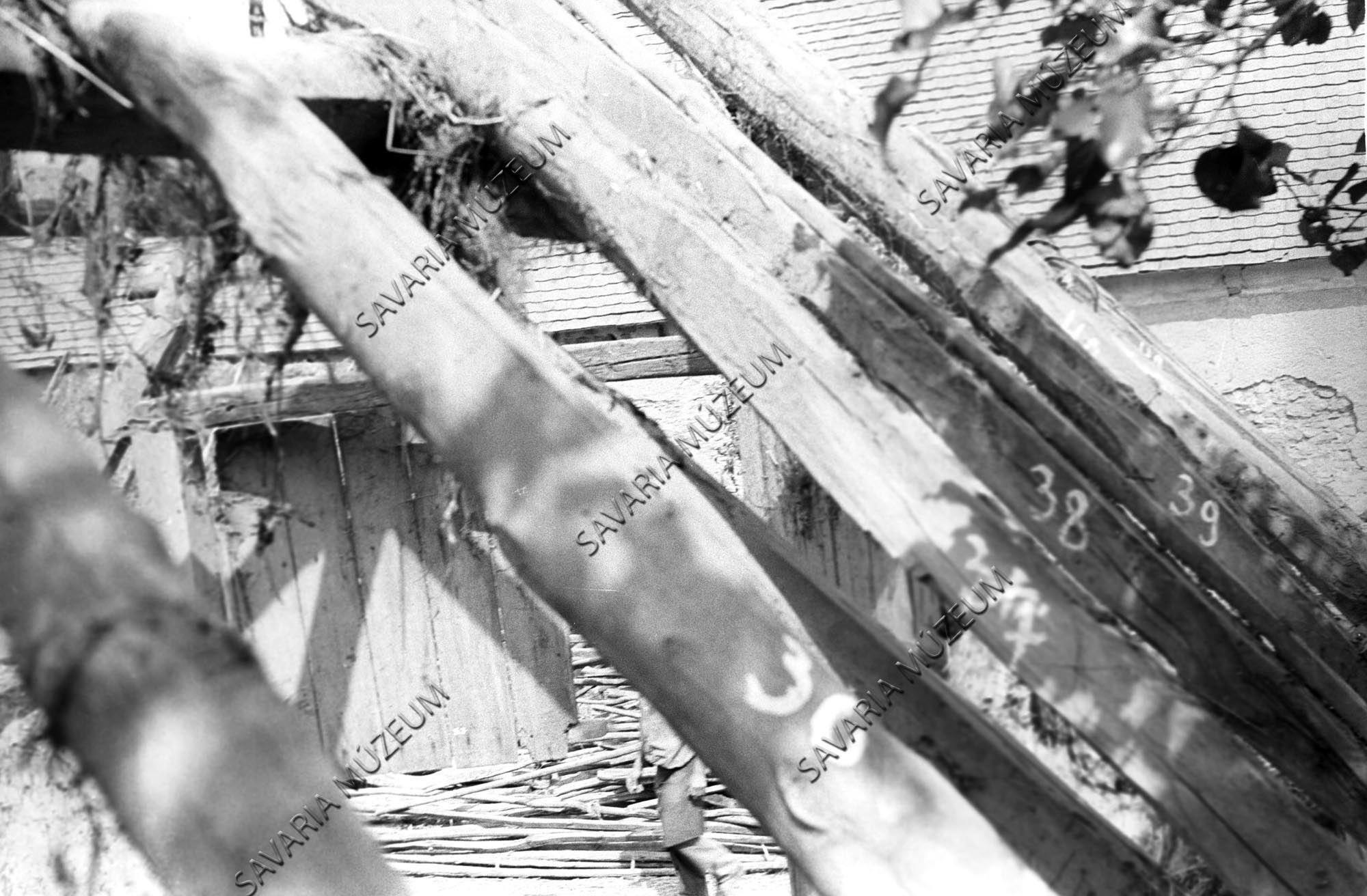 Pajta szarufái bontás közben (Savaria Megyei Hatókörű Városi Múzeum, Szombathely CC BY-NC-SA)