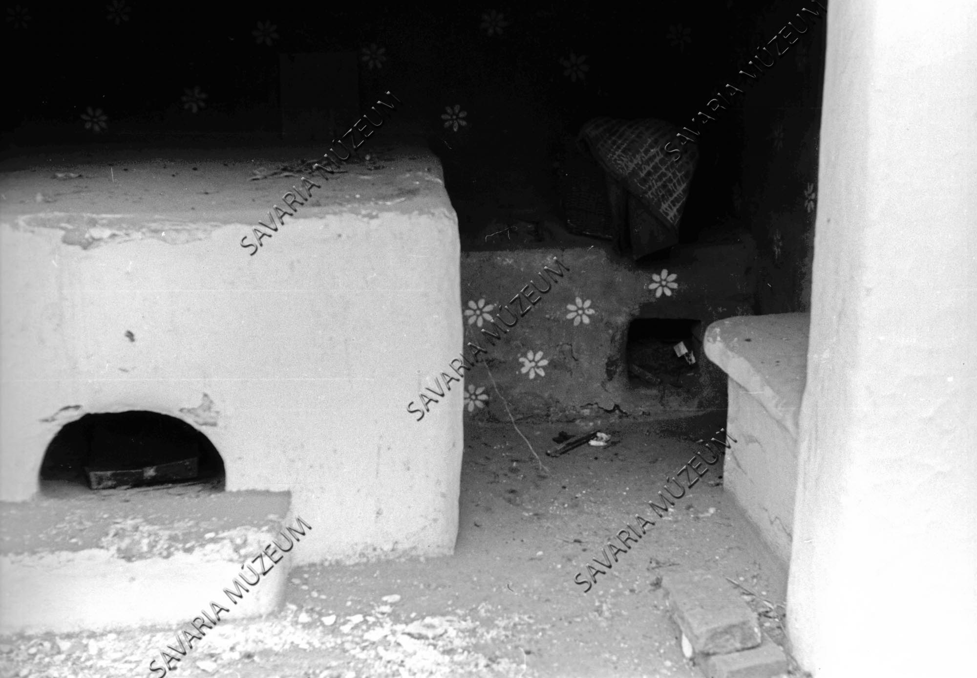 Kemence, katlan és tüzelőpadka (Savaria Megyei Hatókörű Városi Múzeum, Szombathely CC BY-NC-SA)