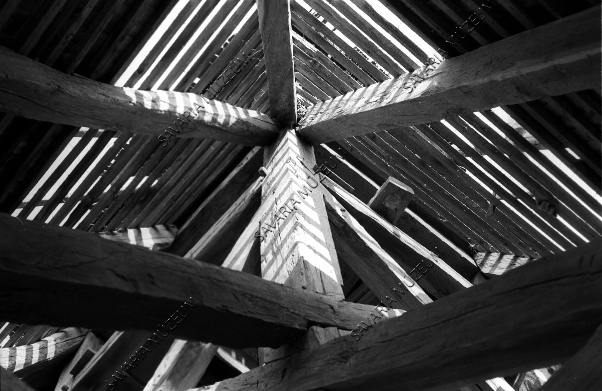Harangláb tetőszerkezete (Savaria Megyei Hatókörű Városi Múzeum, Szombathely CC BY-NC-SA)