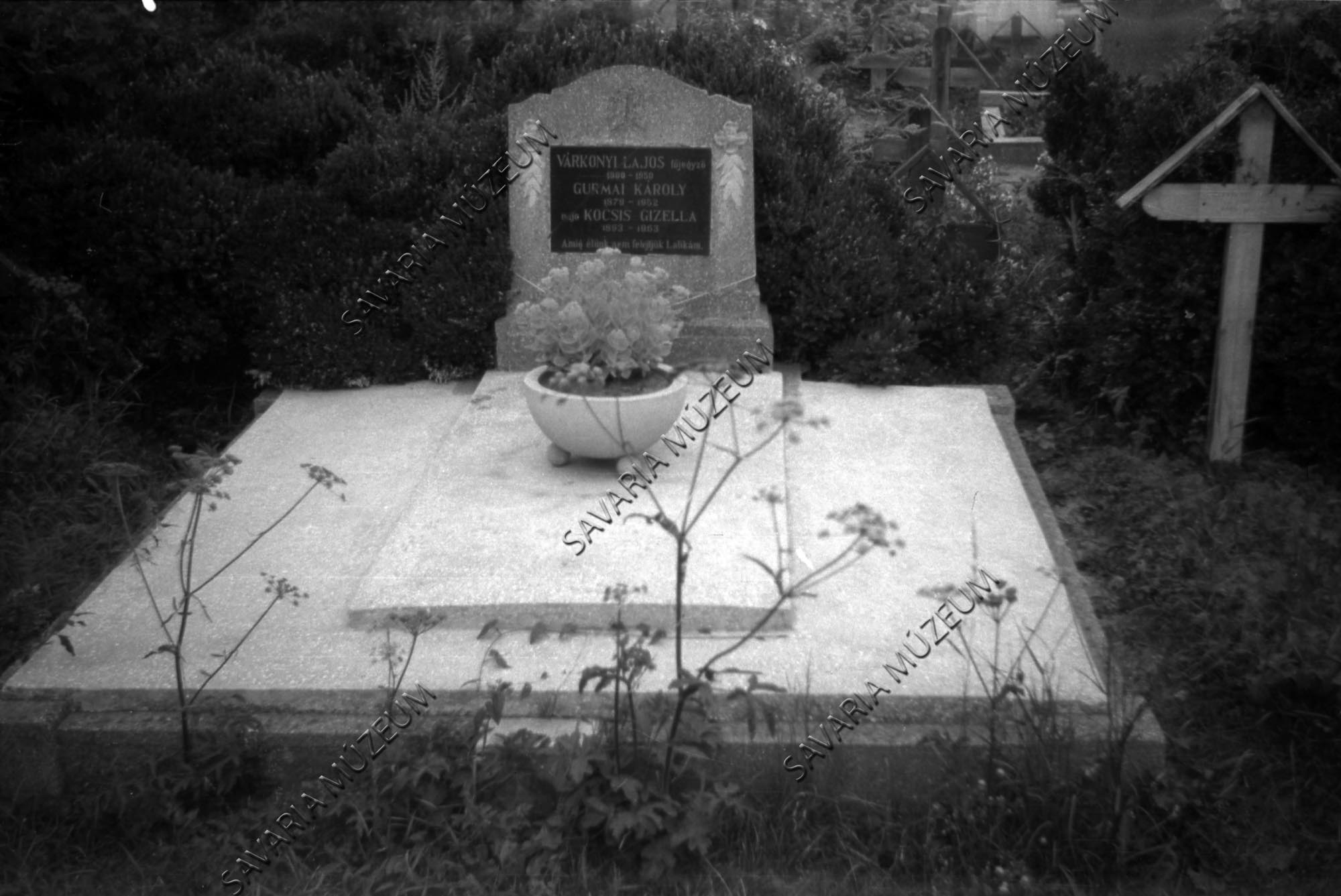 Síremlék és sírkeresztek (Savaria Megyei Hatókörű Városi Múzeum, Szombathely CC BY-NC-SA)