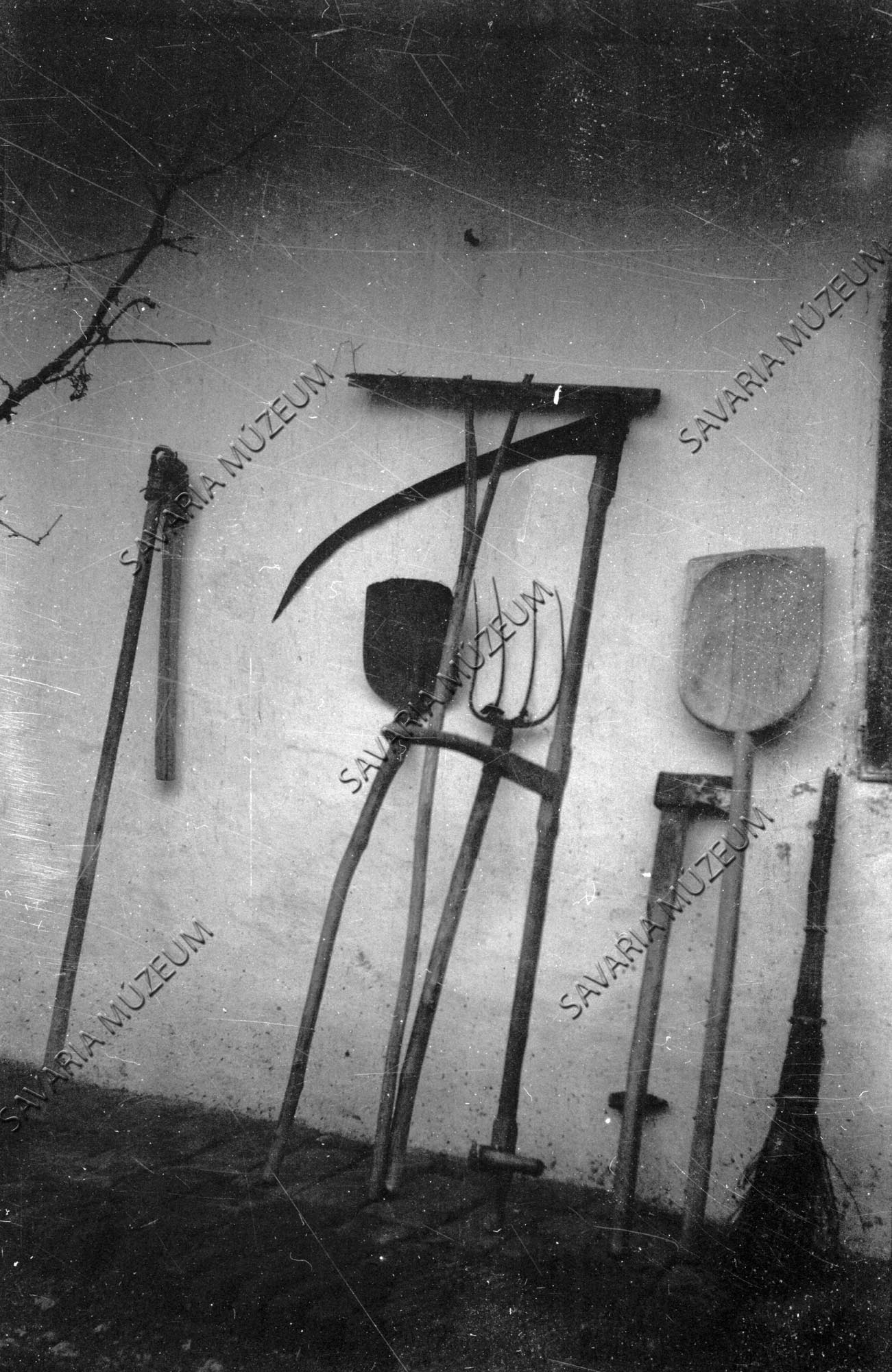 Csép, lapát, gereblye, kasza, fejsze, lapát, seprű (Savaria Megyei Hatókörű Városi Múzeum, Szombathely CC BY-NC-SA)