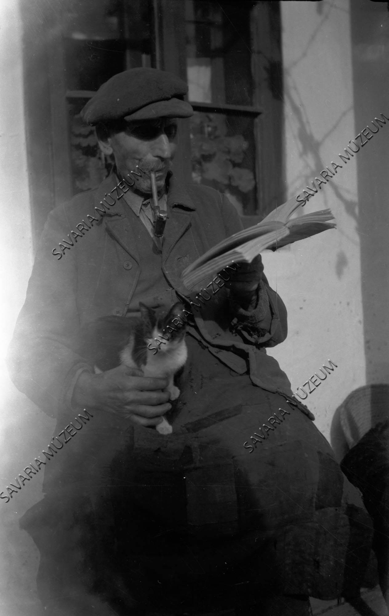 Idős parasztember könyvvel és macskával (Savaria Megyei Hatókörű Városi Múzeum, Szombathely CC BY-NC-SA)