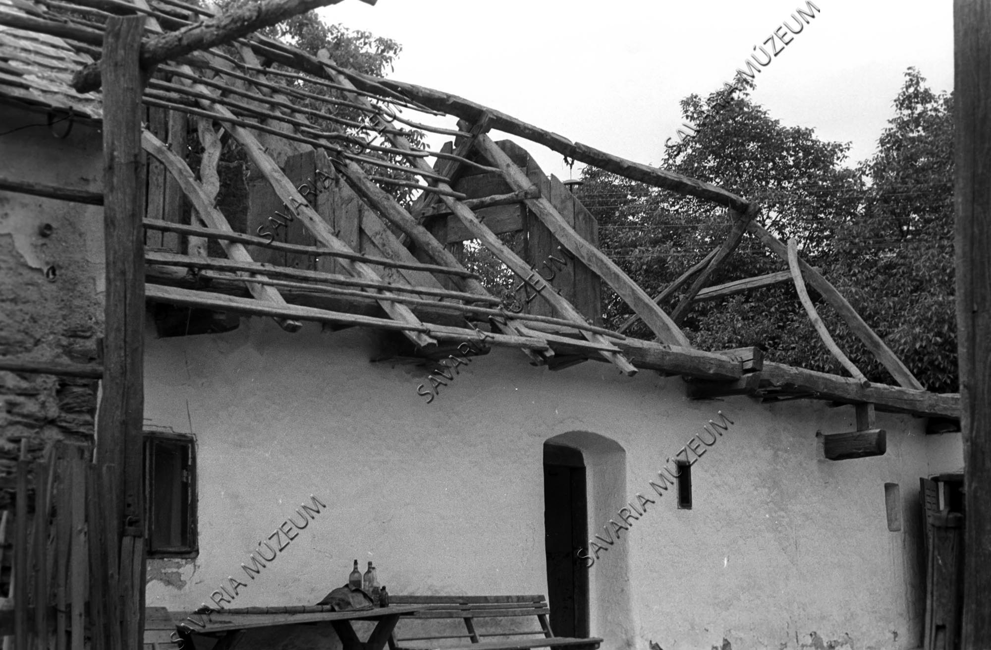 Ház bontás közben (Savaria Megyei Hatókörű Városi Múzeum, Szombathely CC BY-NC-SA)