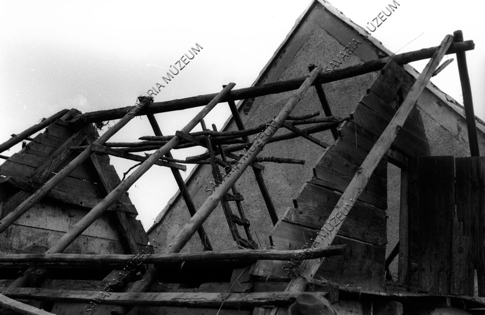 Ól tetőszerkezete bontás közben (Savaria Megyei Hatókörű Városi Múzeum, Szombathely CC BY-NC-SA)