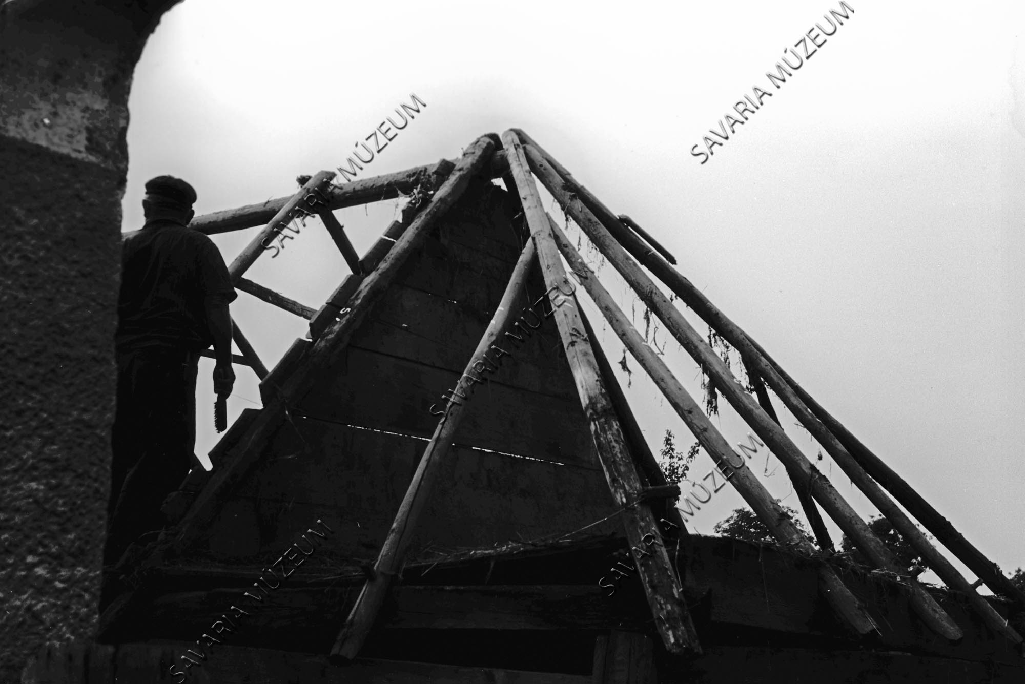 Ól tetőszerkezetének részlete bontás közben (Savaria Megyei Hatókörű Városi Múzeum, Szombathely CC BY-NC-SA)