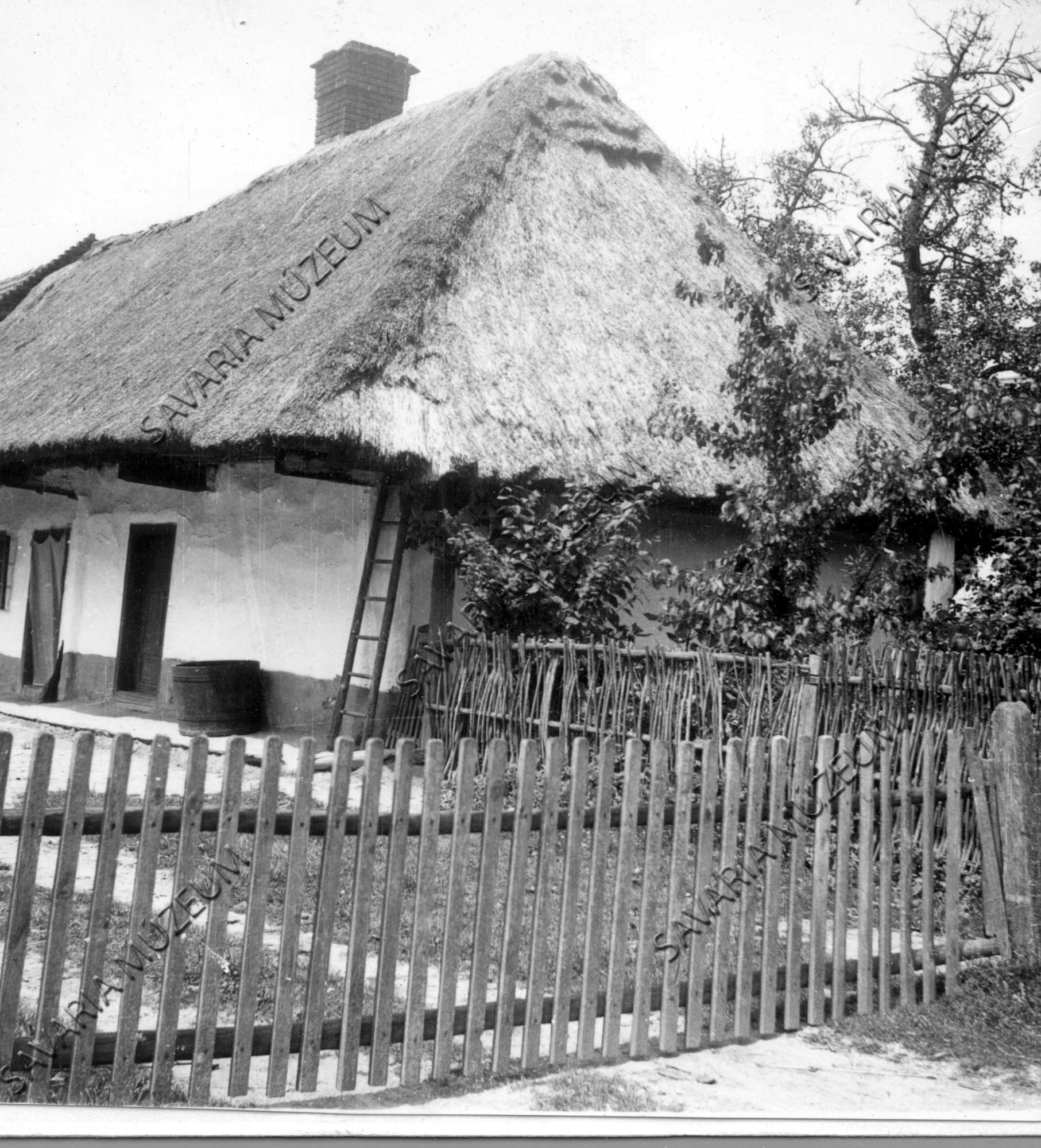 Zsuppos ház eleje, léc kapu (Savaria Megyei Hatókörű Városi Múzeum, Szombathely CC BY-NC-SA)