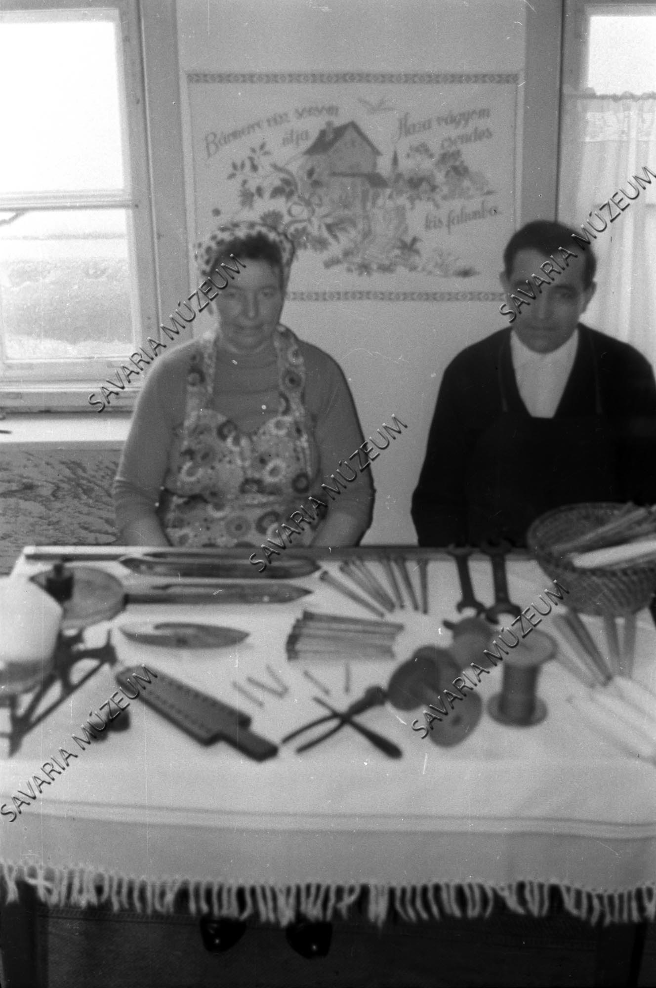 Takács és felesége munkaeszközeivel (Savaria Megyei Hatókörű Városi Múzeum, Szombathely CC BY-NC-SA)