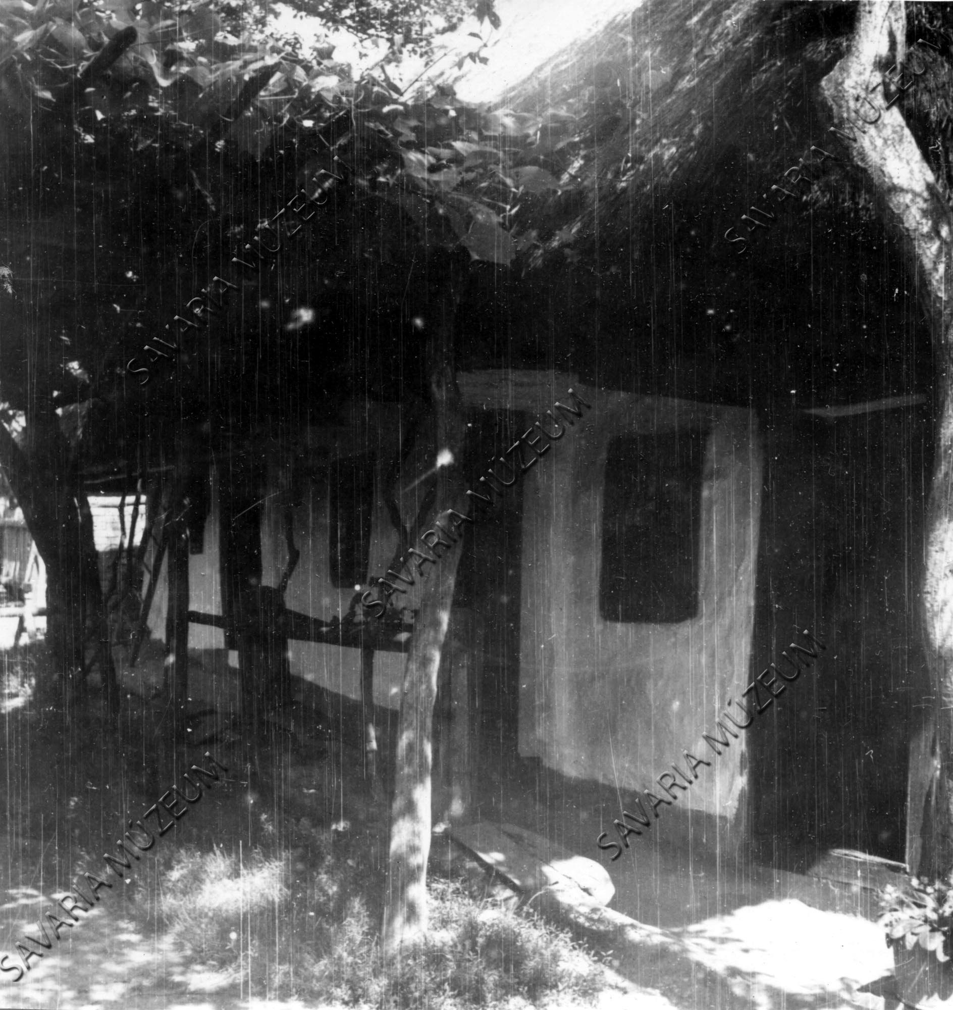 Zsuppos ház lugassal (Savaria Megyei Hatókörű Városi Múzeum, Szombathely CC BY-NC-SA)