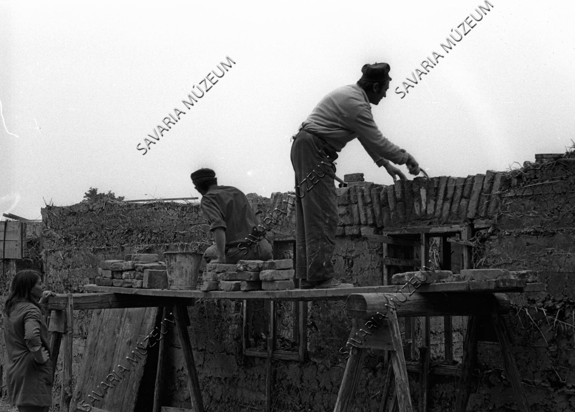 Nemesládonyi ház homlokzata építés közben (Savaria Megyei Hatókörű Városi Múzeum, Szombathely CC BY-NC-SA)