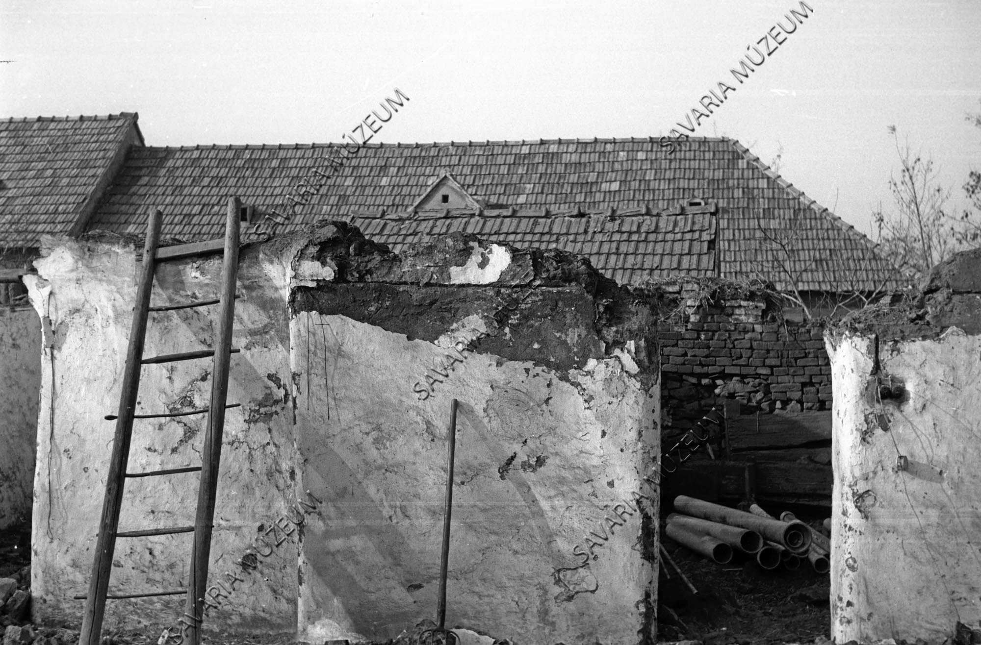 Istálló és kamra bontás közben (Savaria Megyei Hatókörű Városi Múzeum, Szombathely CC BY-NC-SA)