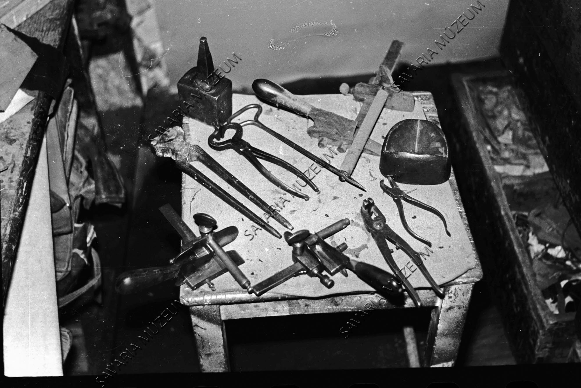 Szíjgyártó szerszámai (Savaria Megyei Hatókörű Városi Múzeum, Szombathely CC BY-NC-SA)