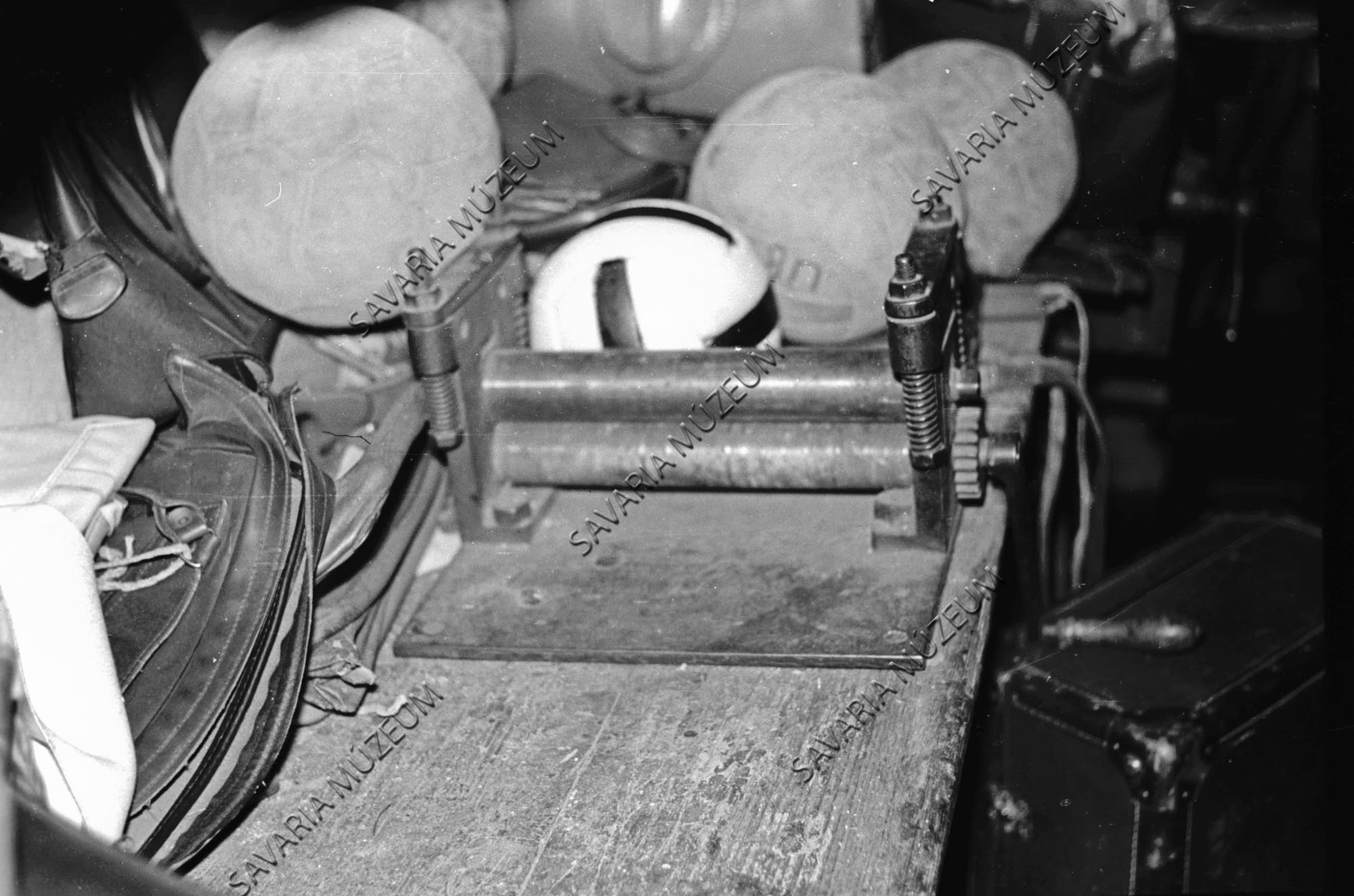 Szíjgyártó munkaeszköze (Savaria Megyei Hatókörű Városi Múzeum, Szombathely CC BY-NC-SA)