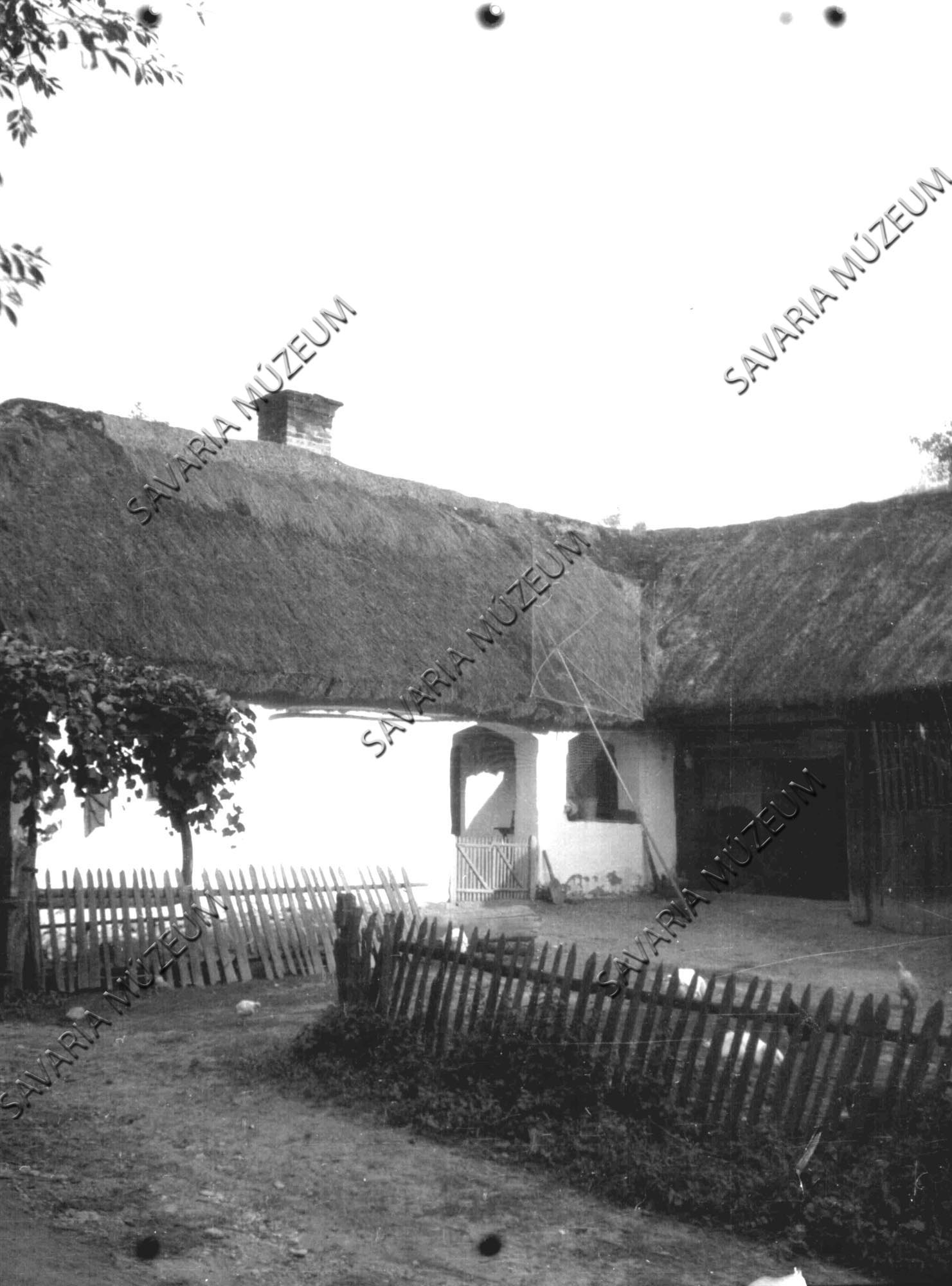 Sarkos ház, merítő hálóval (Savaria Megyei Hatókörű Városi Múzeum, Szombathely CC BY-NC-SA)