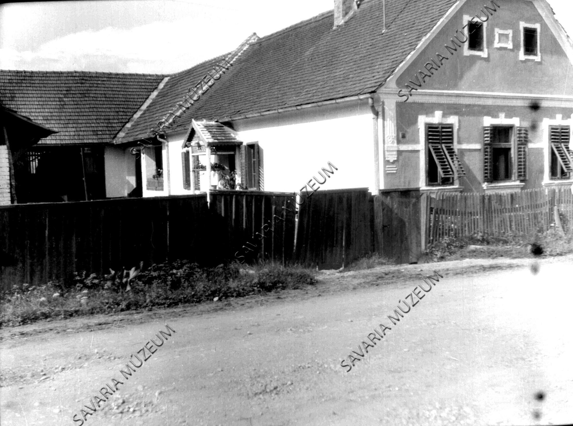 Sarkos ház kapuval (Savaria Megyei Hatókörű Városi Múzeum, Szombathely CC BY-NC-SA)