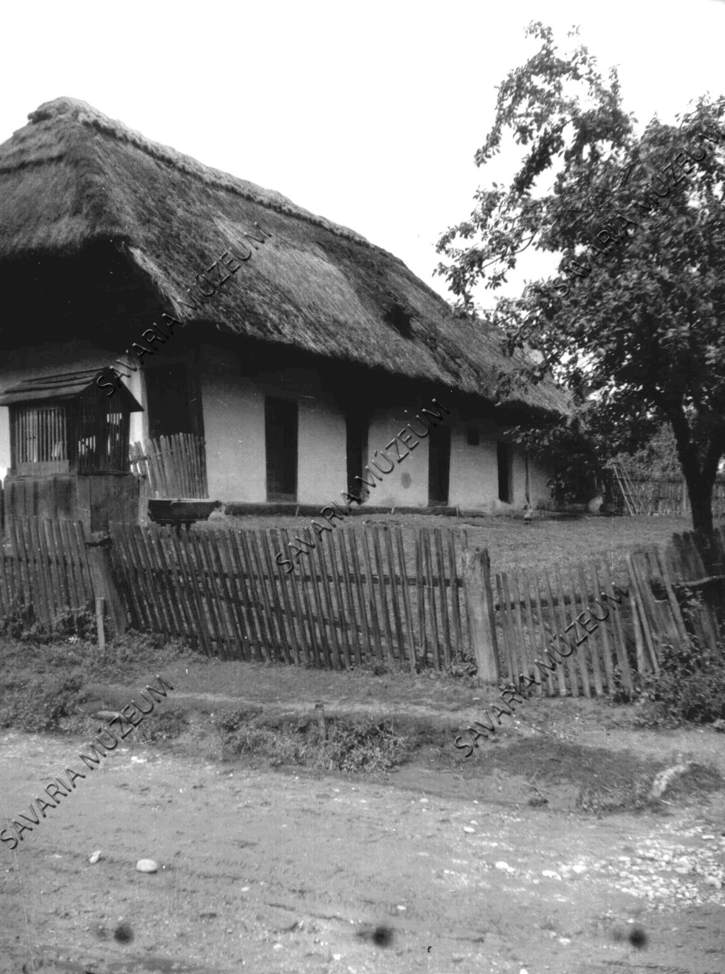 Kontyos ház kúttal (Savaria Megyei Hatókörű Városi Múzeum, Szombathely CC BY-NC-SA)