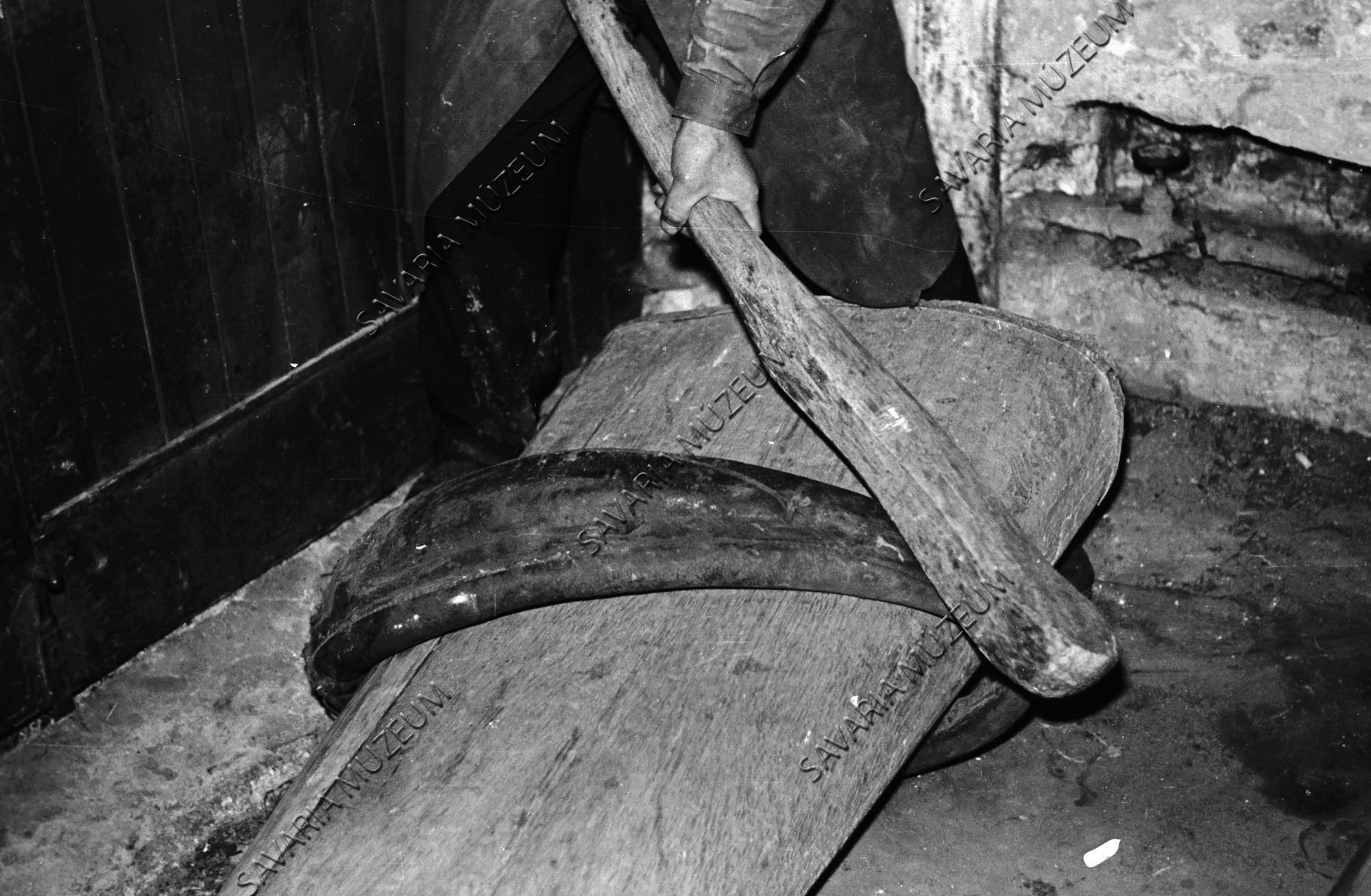 Szíjgyártó kumetot készít (Savaria Megyei Hatókörű Városi Múzeum, Szombathely CC BY-NC-SA)