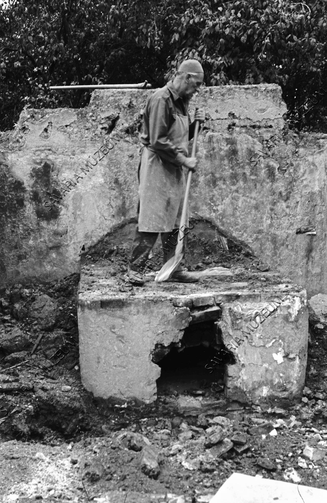 Kemence bontás közben (Savaria Megyei Hatókörű Városi Múzeum, Szombathely CC BY-NC-SA)
