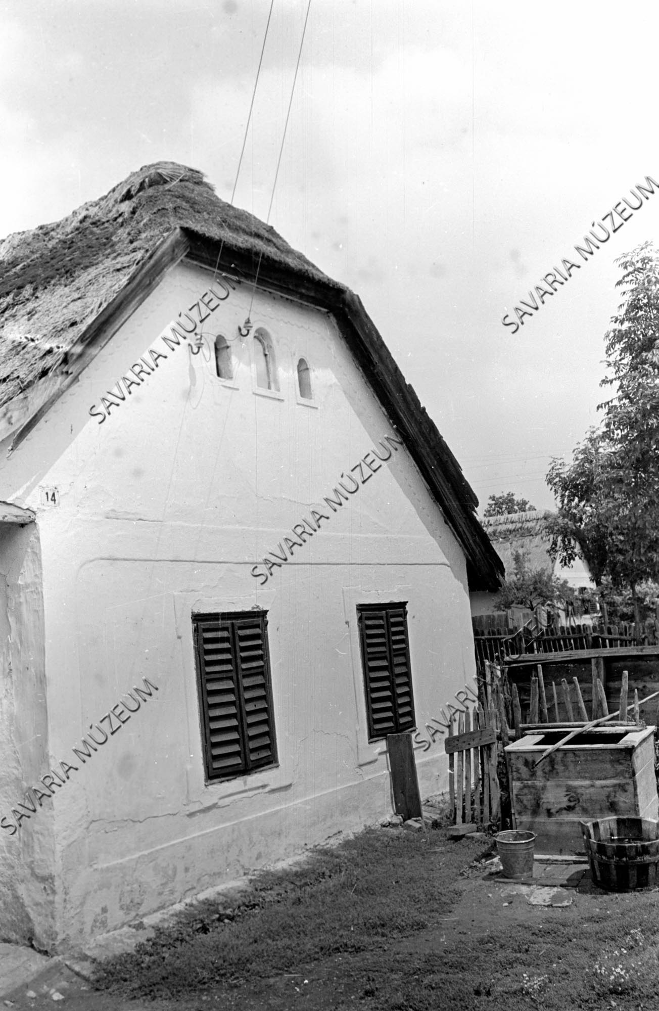 Házoromzat és kút (Savaria Megyei Hatókörű Városi Múzeum, Szombathely CC BY-NC-SA)