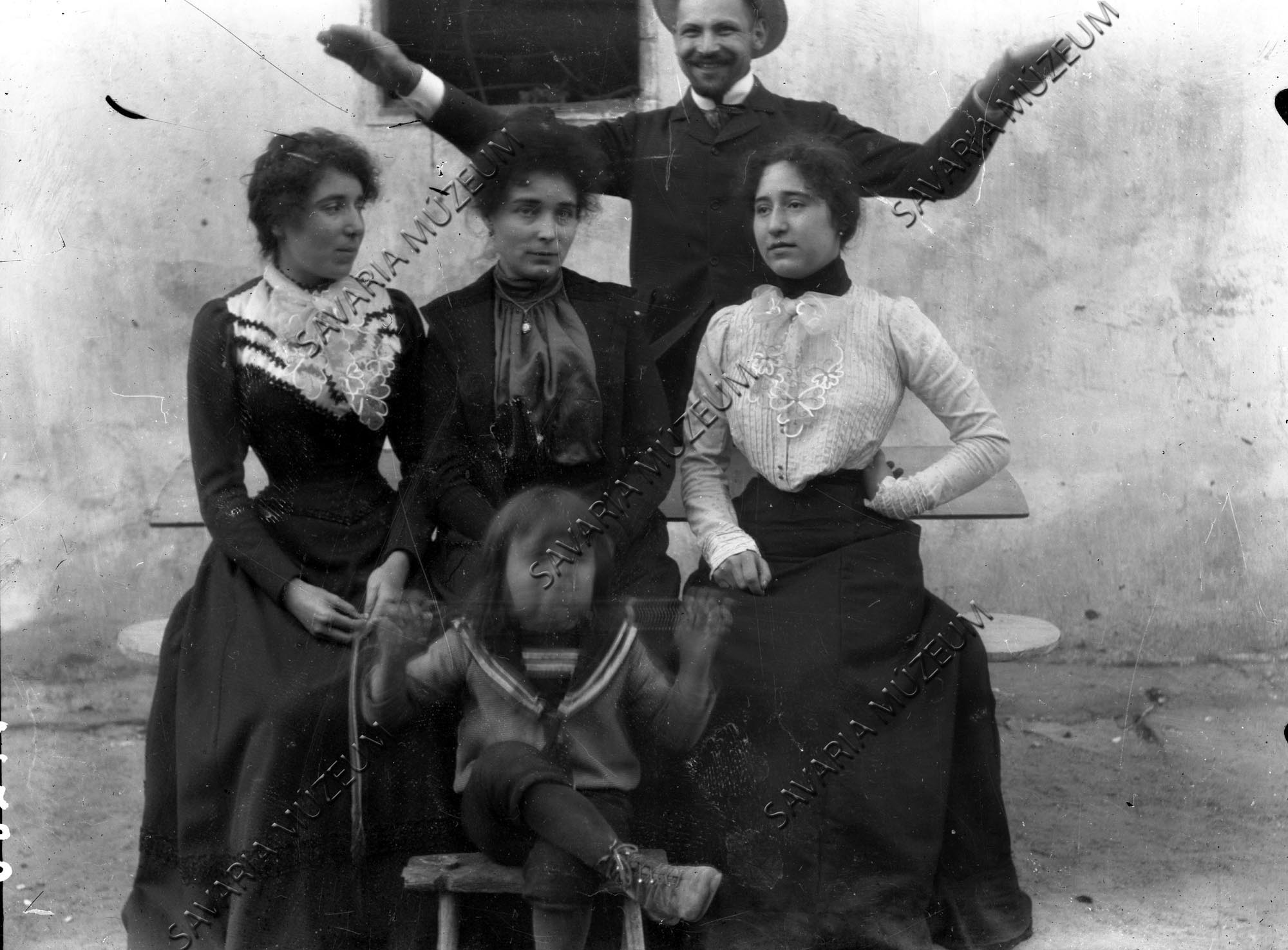 Falusi tanító családja (Savaria Megyei Hatókörű Városi Múzeum, Szombathely CC BY-NC-SA)