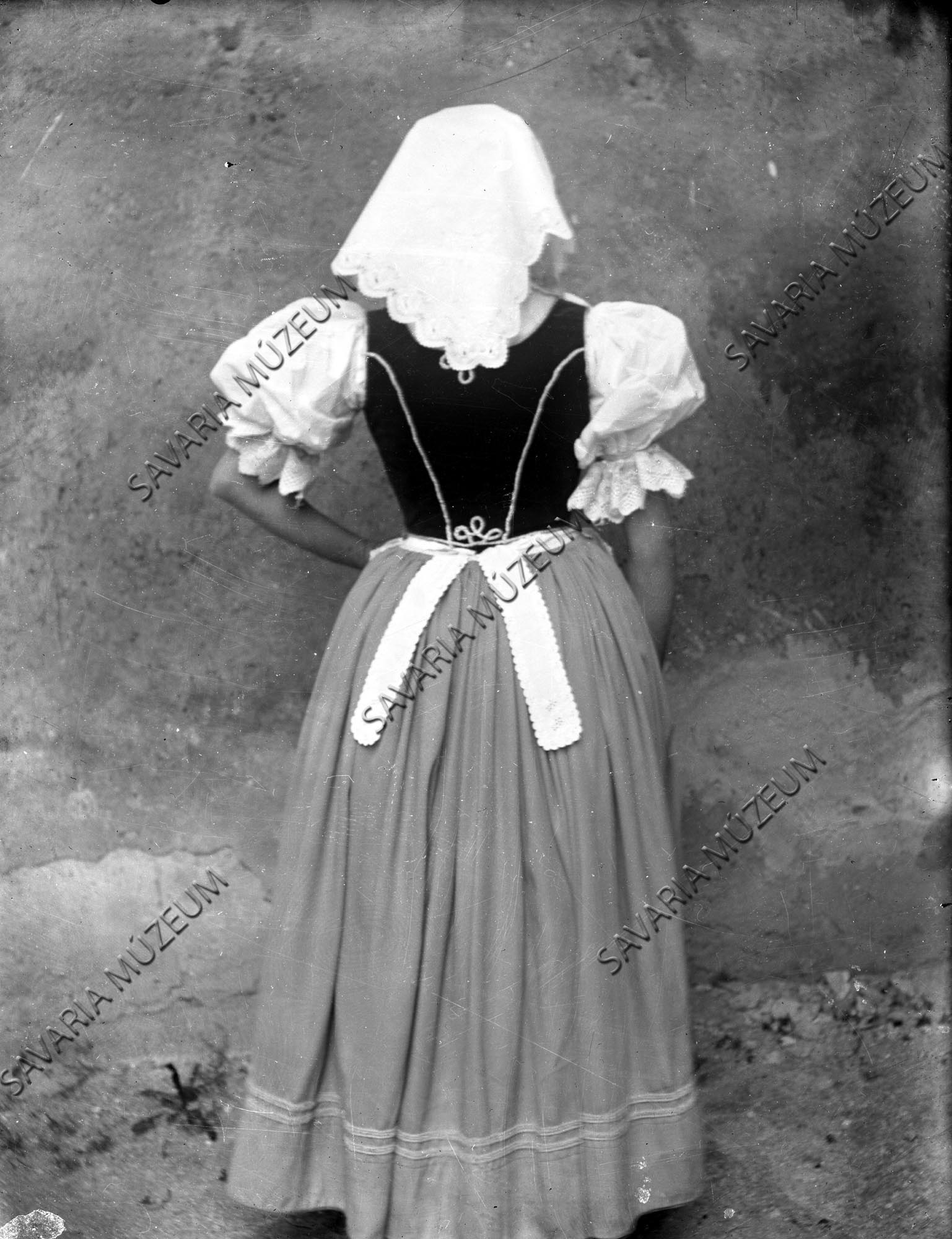 Falusi asszony hátulról (Savaria Megyei Hatókörű Városi Múzeum, Szombathely CC BY-NC-SA)