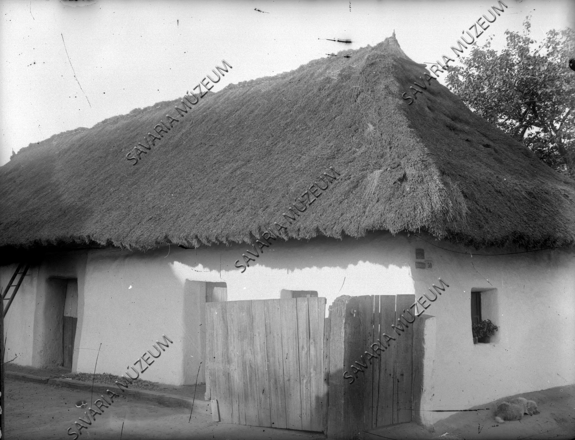 Zsupptetős ház elölről (Savaria Megyei Hatókörű Városi Múzeum, Szombathely CC BY-NC-SA)