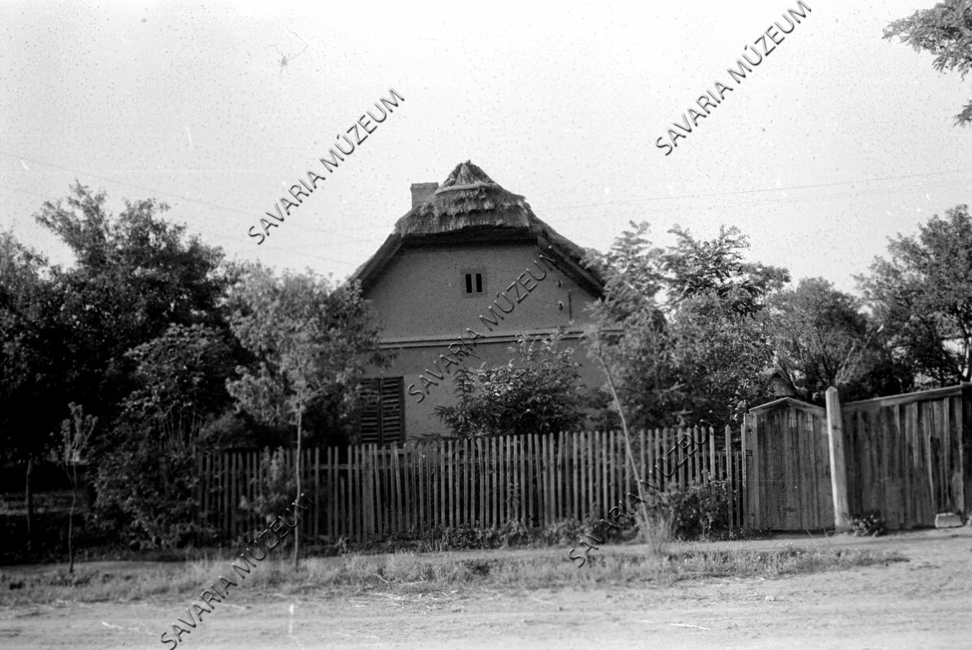 Házhomlokzat, kerítés (Savaria Megyei Hatókörű Városi Múzeum, Szombathely CC BY-NC-SA)