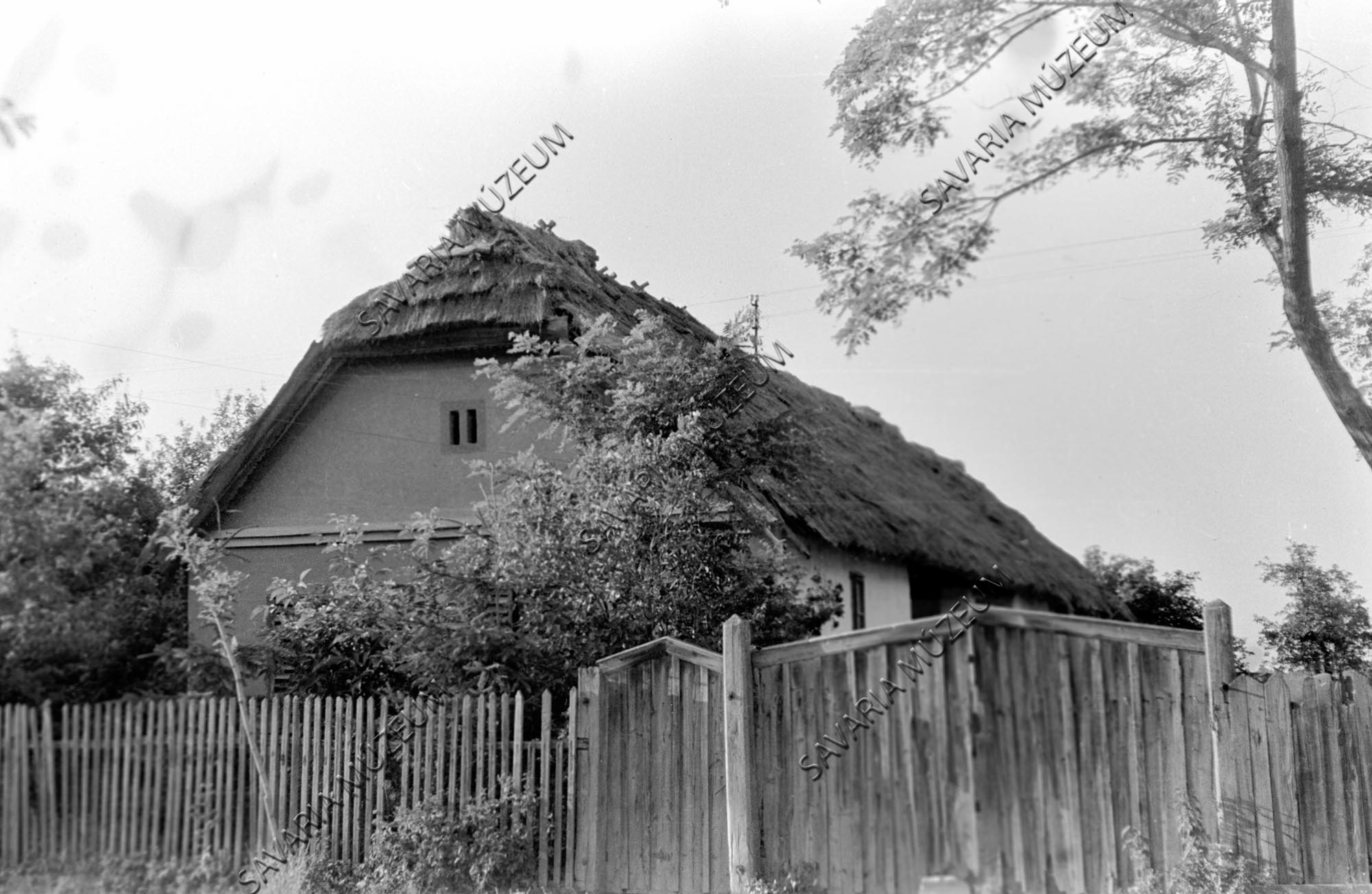 Ház, kapu, kerítés (Savaria Megyei Hatókörű Városi Múzeum, Szombathely CC BY-NC-SA)