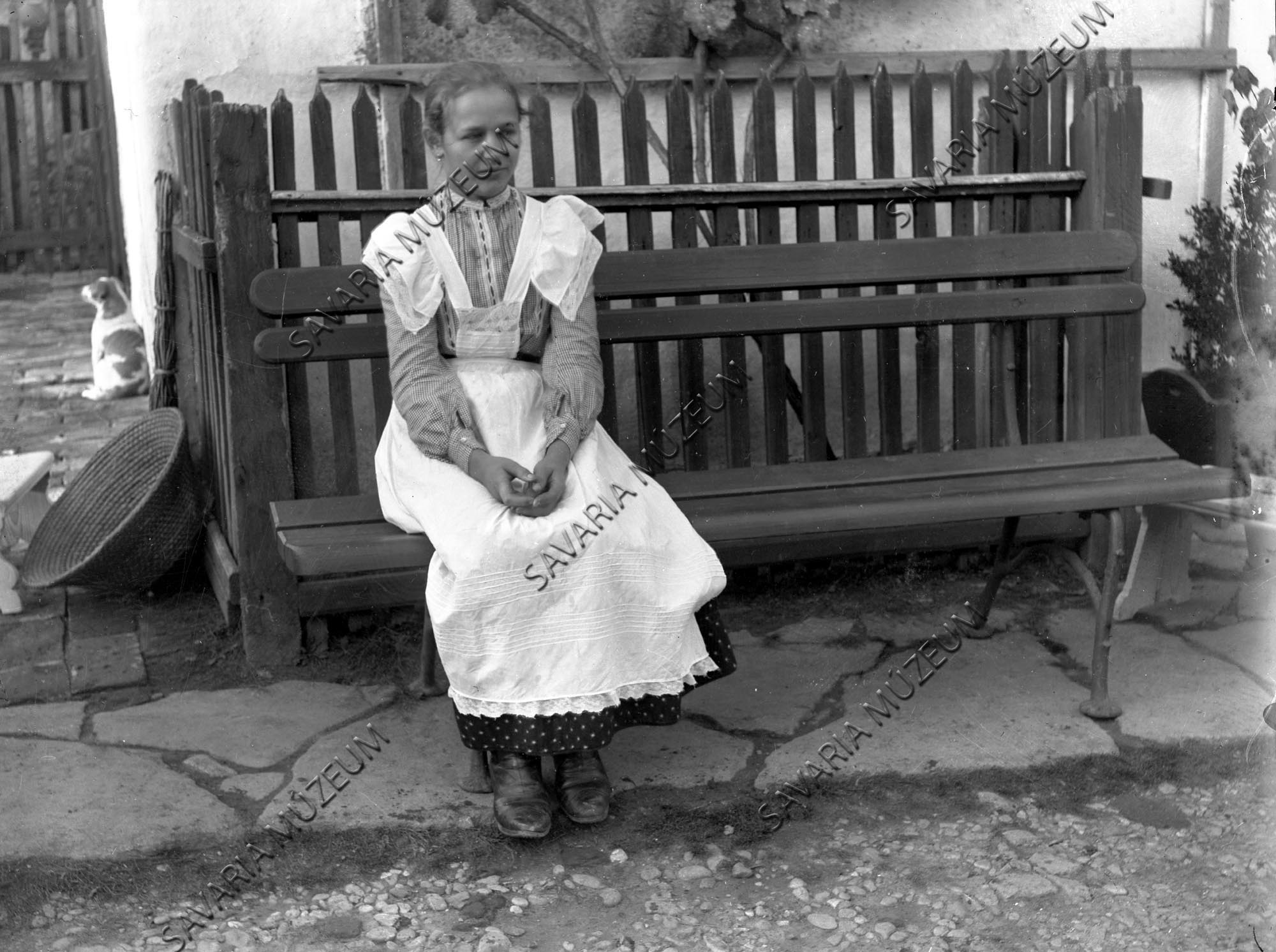 Falusi leány, padon ülve (Savaria Megyei Hatókörű Városi Múzeum, Szombathely CC BY-NC-SA)