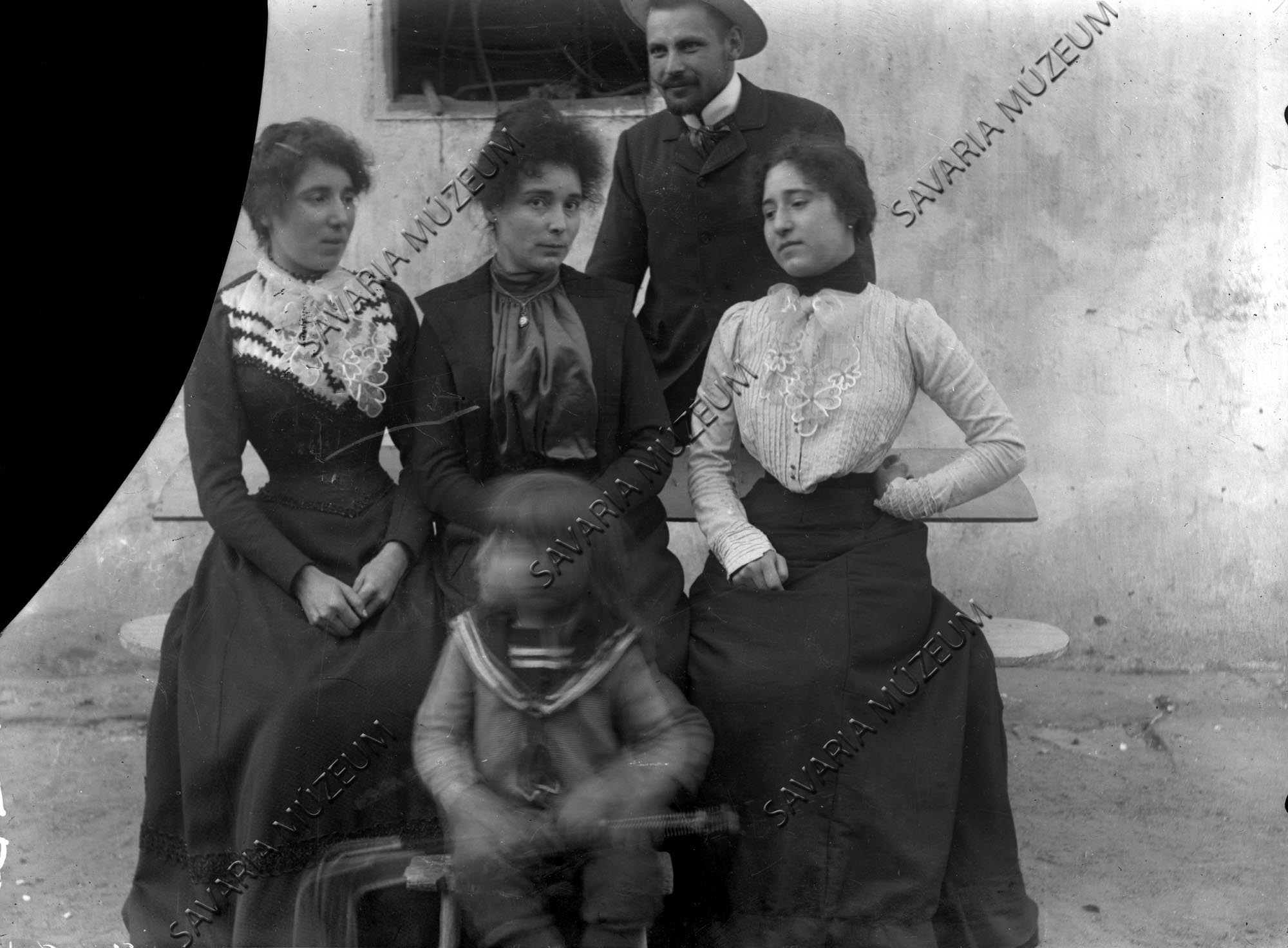Falusi tanító családja (Savaria Megyei Hatókörű Városi Múzeum, Szombathely CC BY-NC-SA)