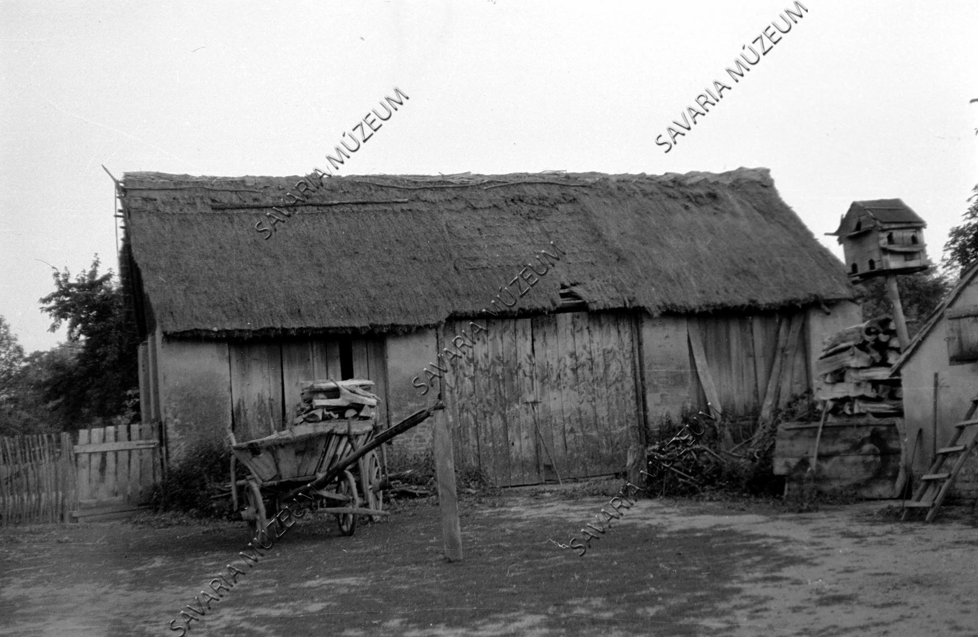 Pajta, szekér, galambdúc (Savaria Megyei Hatókörű Városi Múzeum, Szombathely CC BY-NC-SA)