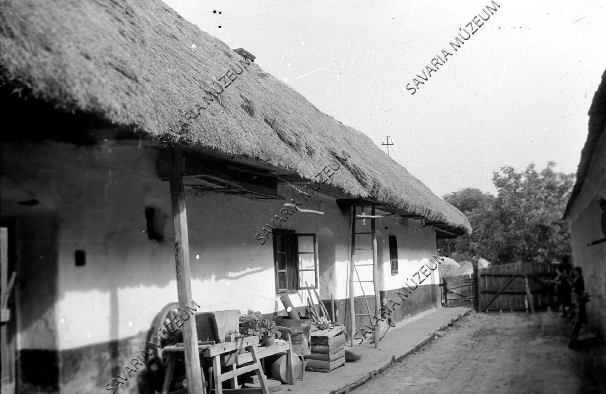 Ház udvar felől, répavágó (Savaria Megyei Hatókörű Városi Múzeum, Szombathely CC BY-NC-SA)
