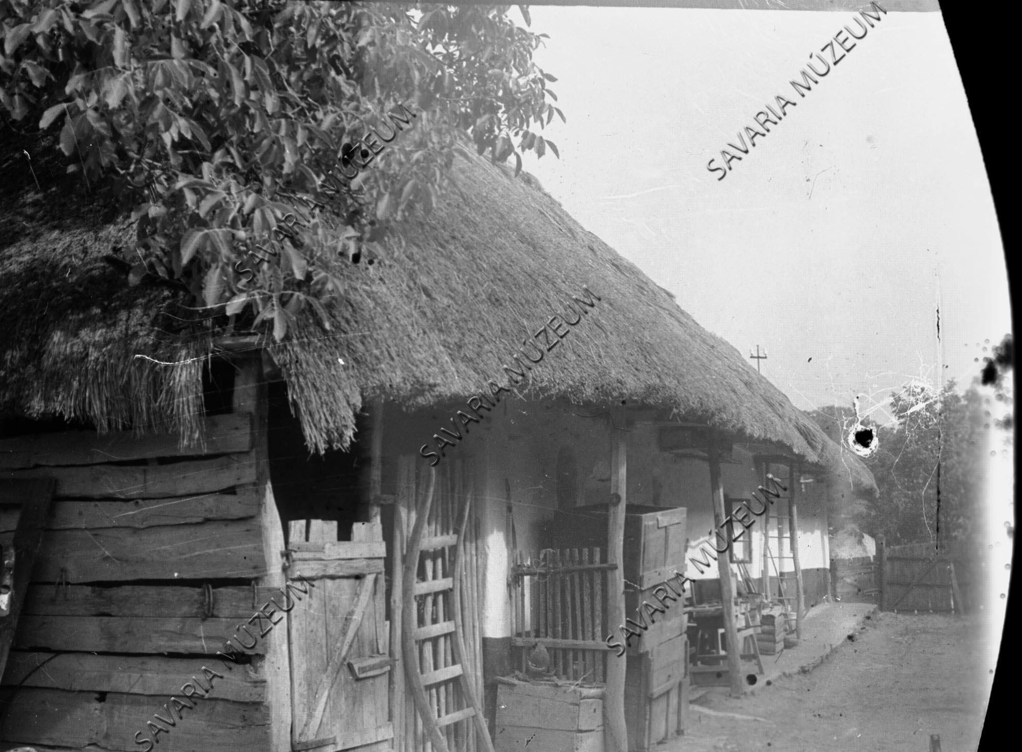 Ház udvar felől és trág (Savaria Megyei Hatókörű Városi Múzeum, Szombathely CC BY-NC-SA)
