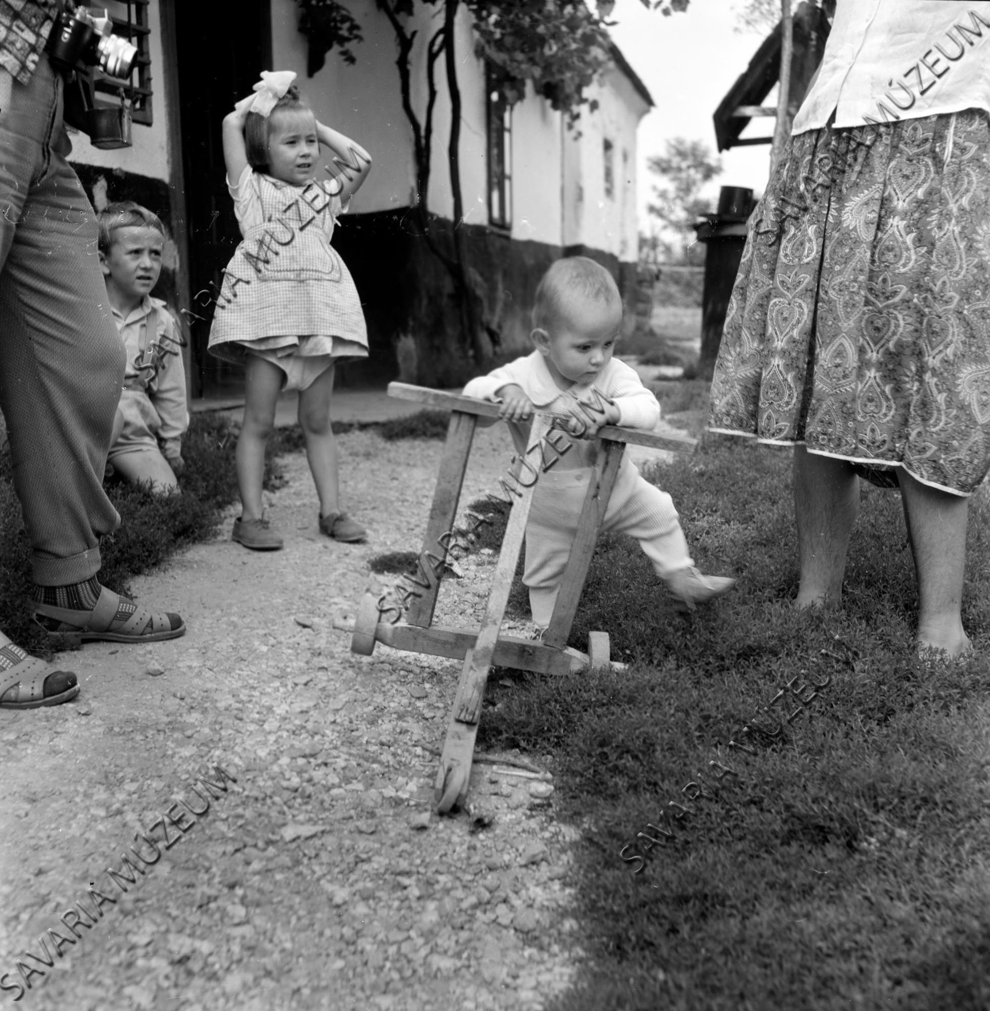 Kisgyerek járókával (Savaria Megyei Hatókörű Városi Múzeum, Szombathely CC BY-NC-SA)