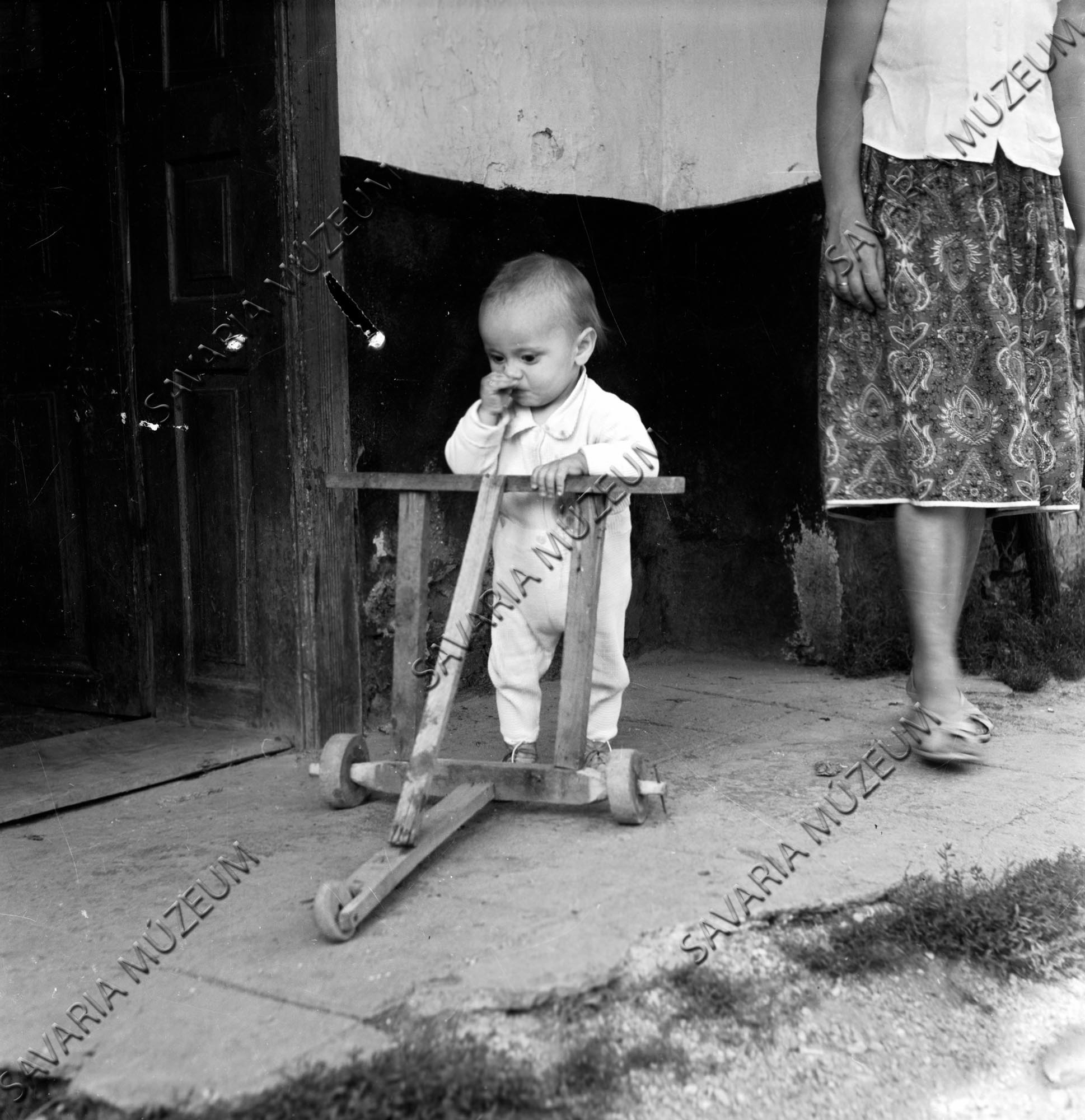 Kisgyerek járókával (Savaria Megyei Hatókörű Városi Múzeum, Szombathely CC BY-NC-SA)