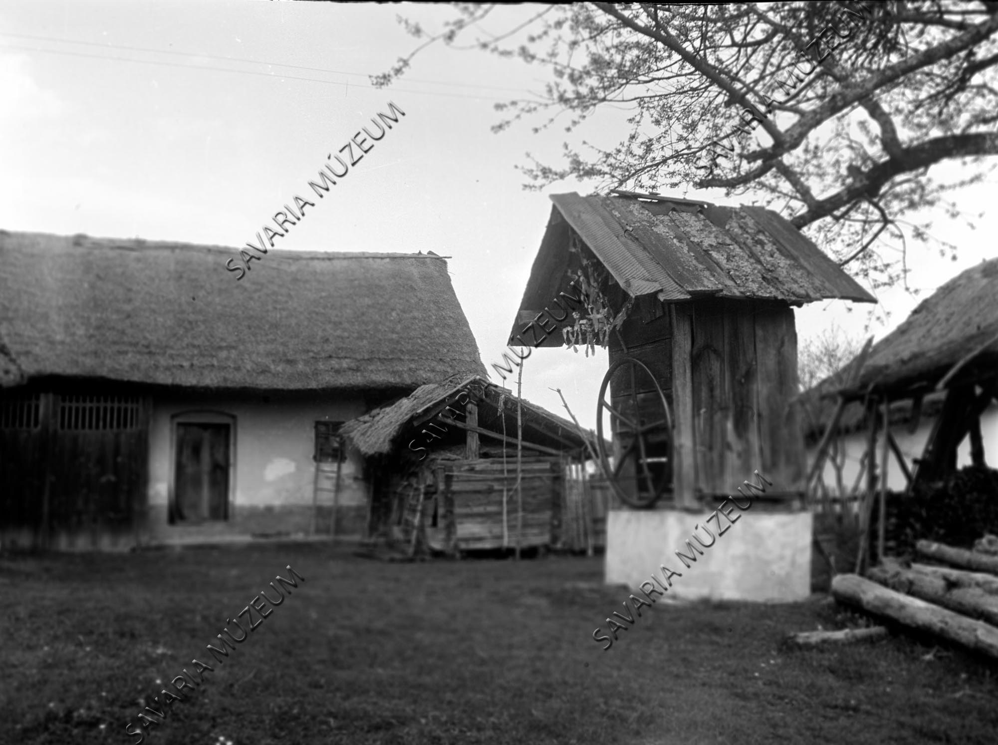 Kút és gazdasági épület (Savaria Megyei Hatókörű Városi Múzeum, Szombathely CC BY-NC-SA)