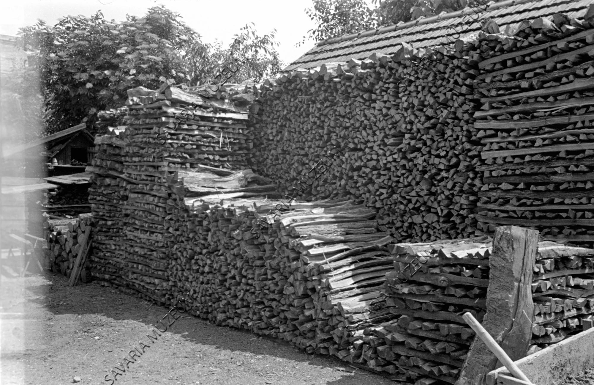 Tüzelő a fazekas udvarán (Savaria Megyei Hatókörű Városi Múzeum, Szombathely CC BY-NC-SA)